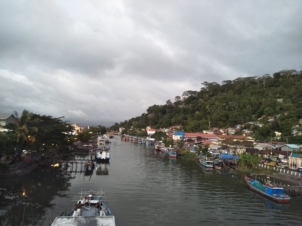 Suasana diatas jembatan Siti Nurbaya (Wikimedia Commons/Fitri Panyalai)
