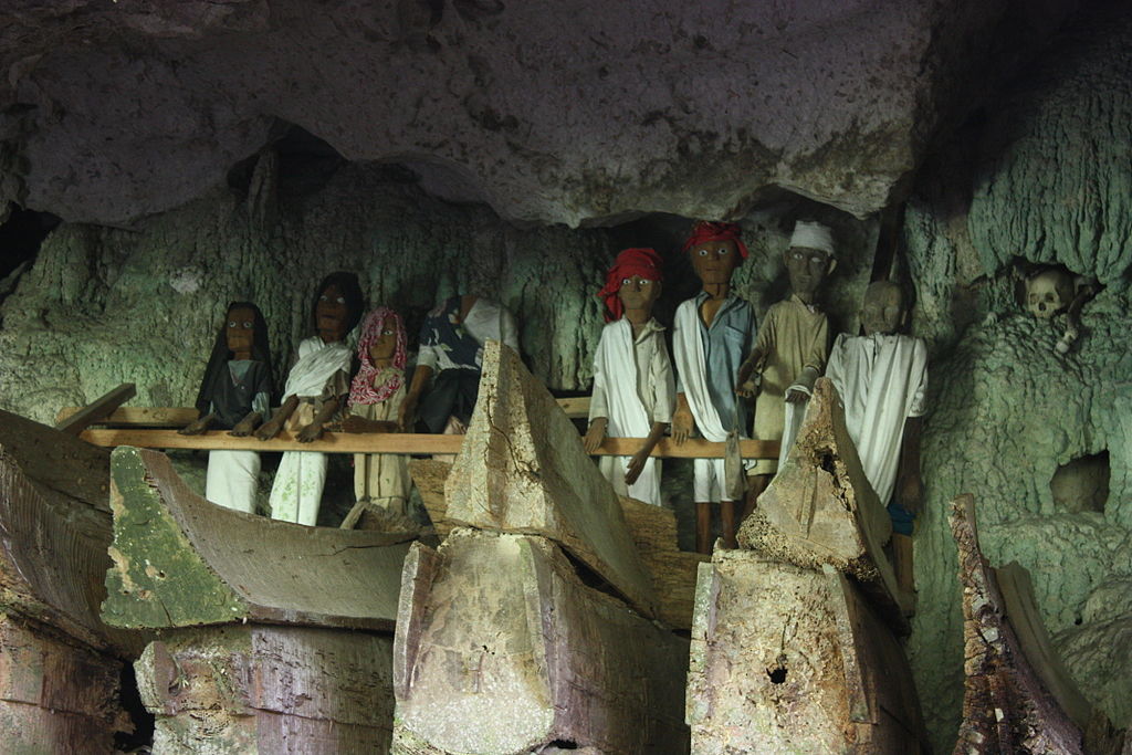Tau-tau, Toraja © Arian Zwegers, Wikimedia Commons