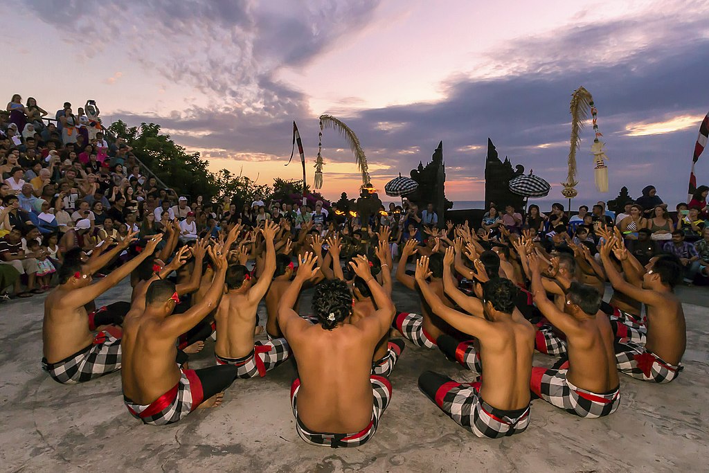 Tari Kecak, Bali © Wiaskara, via Wikimedia Commons