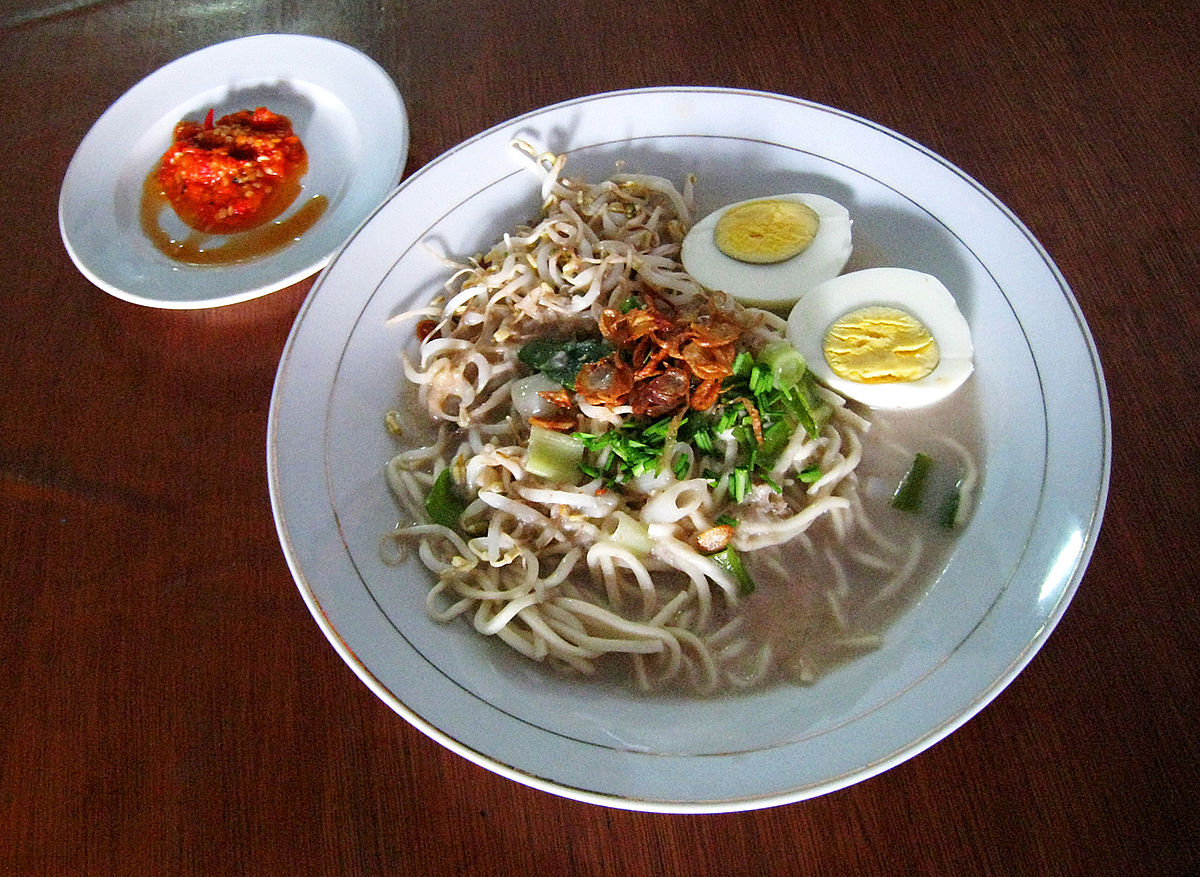 Mie Celor dengan sambal dan topping telur