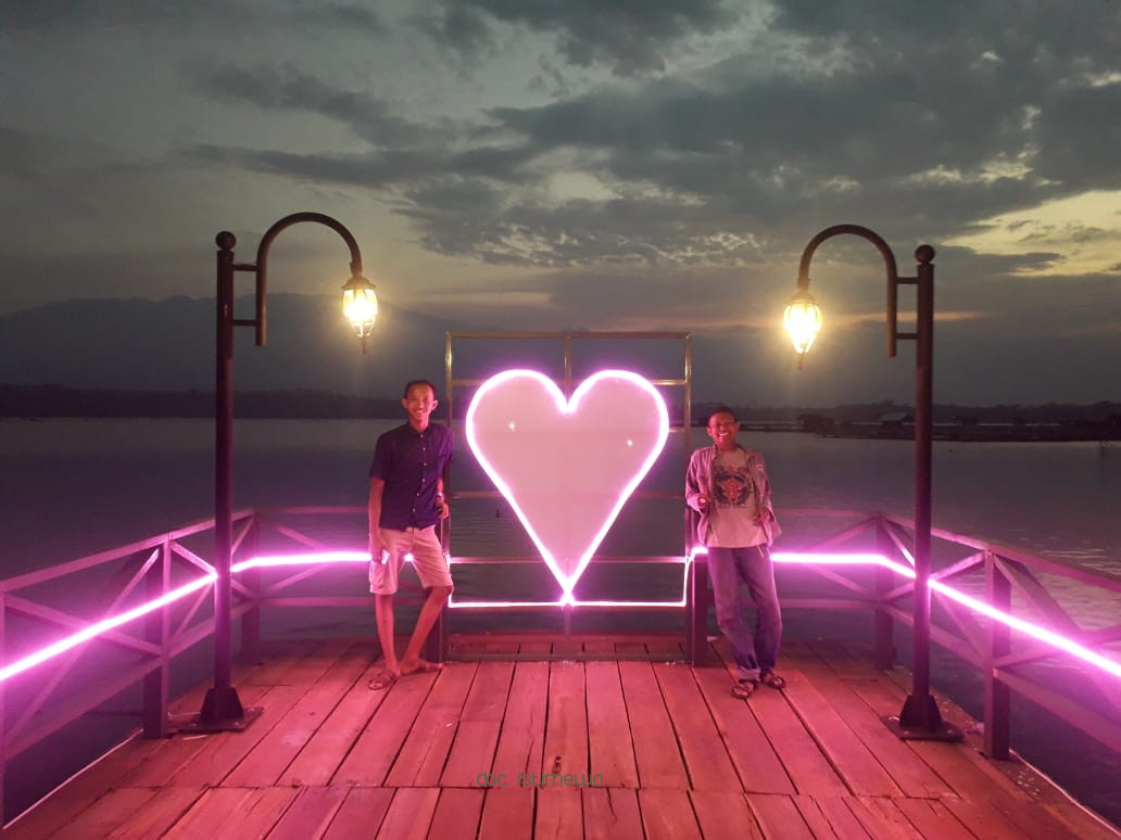 Tampak dua orang laki-laki sedang berfoto bersama di salah satu spot baru Danau Ranu Grati