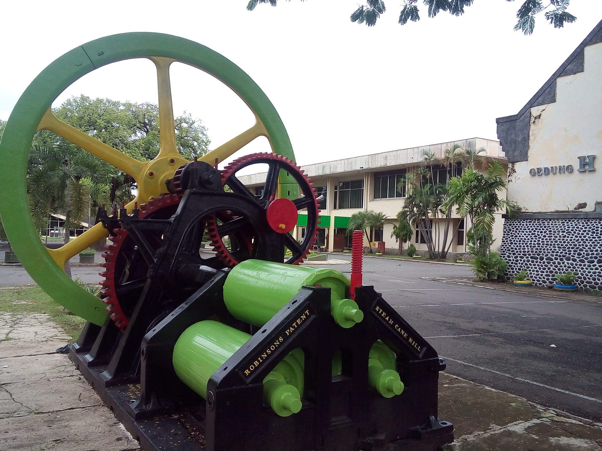 Mesin giling tebu tua yang menjadi ciri khas Gedung P3GI