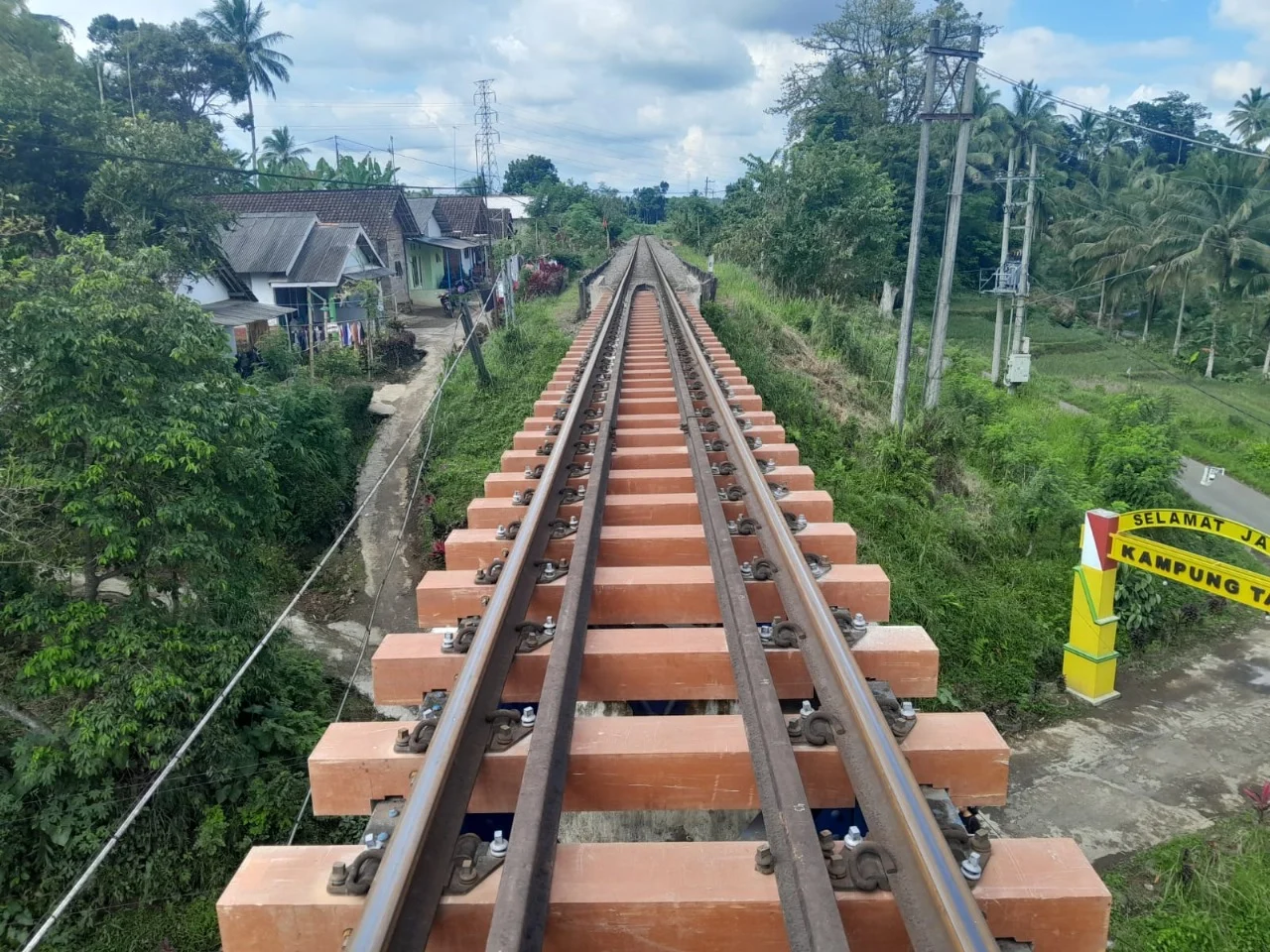 Penggantian bantalan rel kayu menjadi sintetis | PT KAI (Persero)