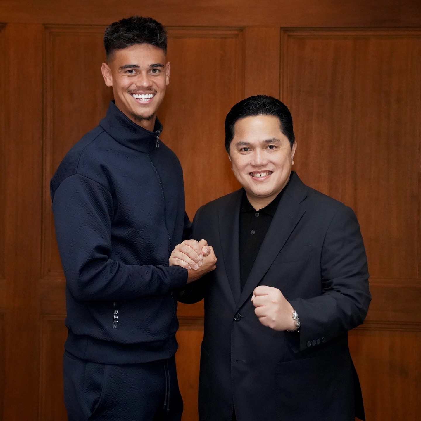 Mees Hilgerss bersalaman dengan Ketua Umum PSSI, Erick Thohir. © instagram @erickthohir