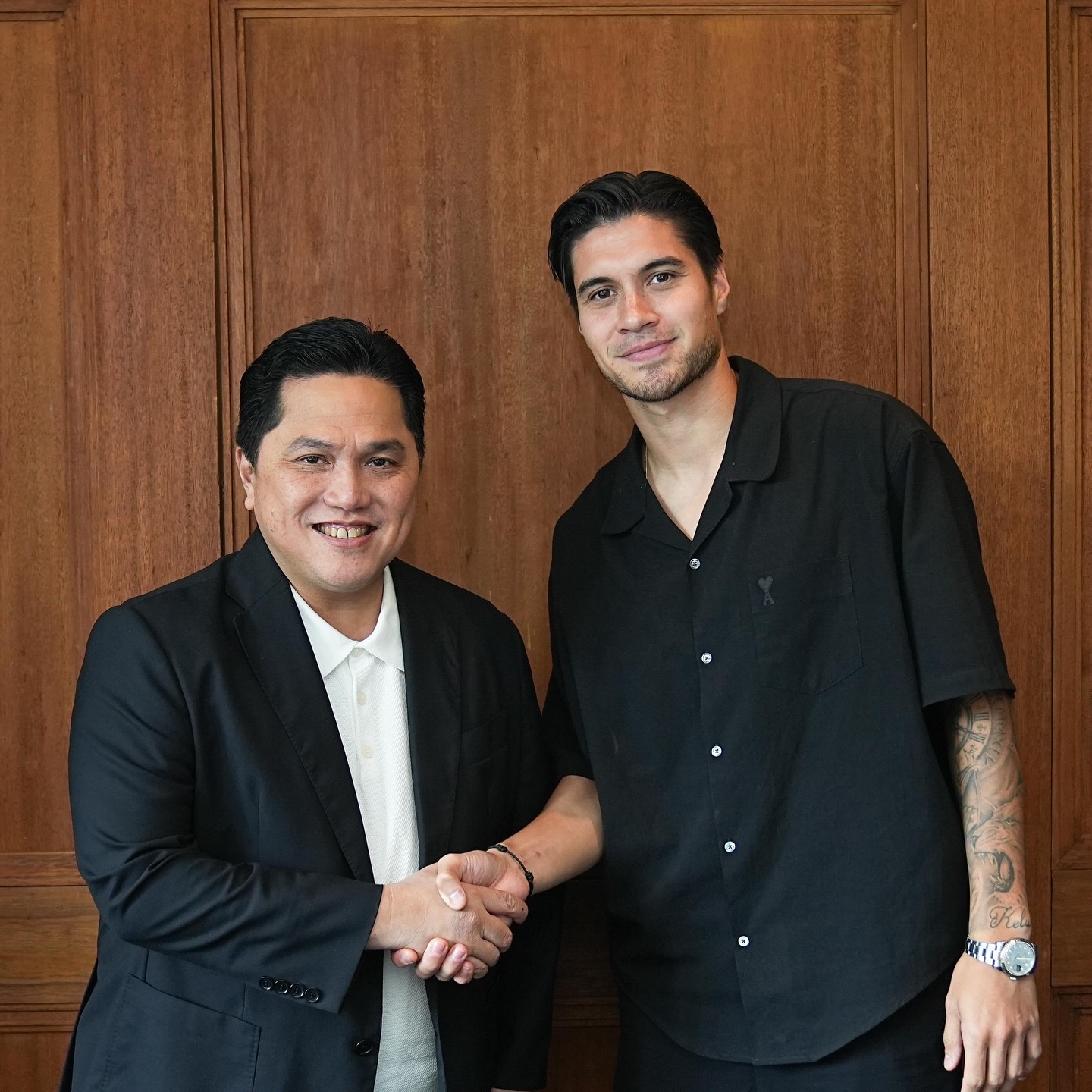 Kevin Diks bersalaman dengan Ketua Umum PSSI, Erick Thohir. © instagram @erickthohir