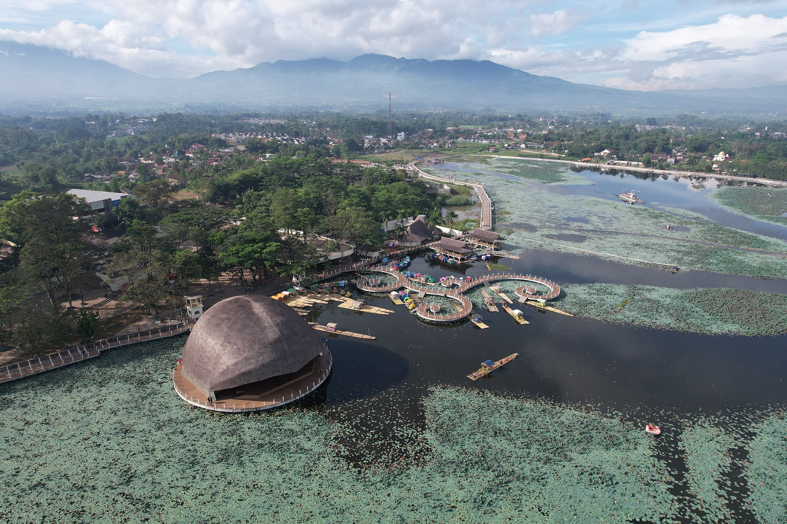  Wisata alam situ bagendit, Garut, Jawa Barat (Sumber: Dinas Pariwisata dan Kebudayaan Kabupaten Garut) 