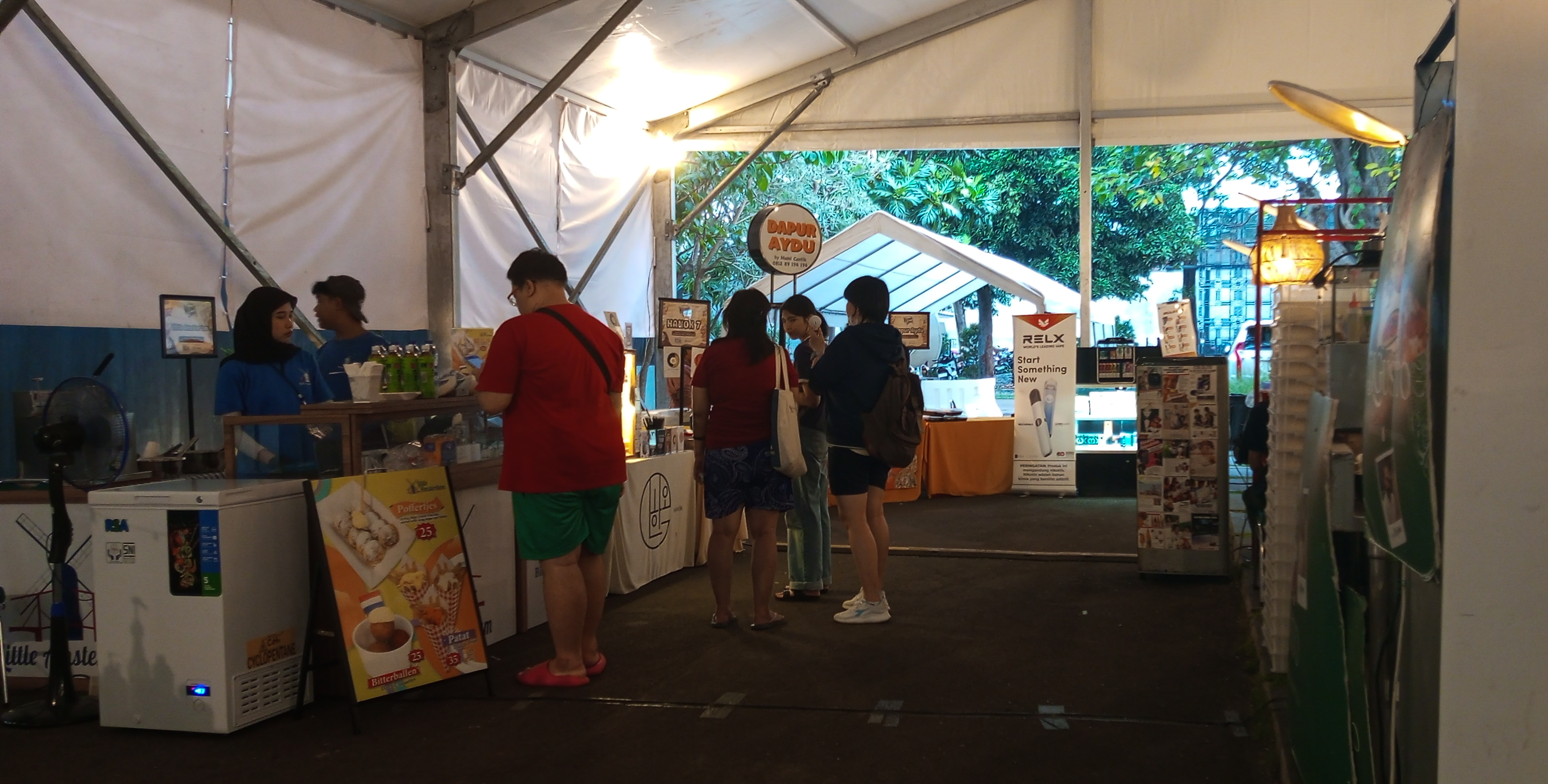 Pengunjung di Booth Festival Kelana Lidah | Dokumentasi Pribadi 