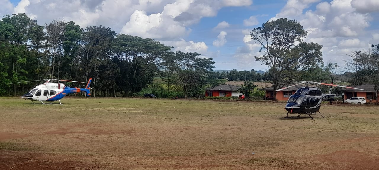 Kunker Mentan RI ke Pabrik Gula Camming Kabupaten Bone Dengan Helikopter PK-AAS | Dok. Pribadi Danny Richard P Tampubolon