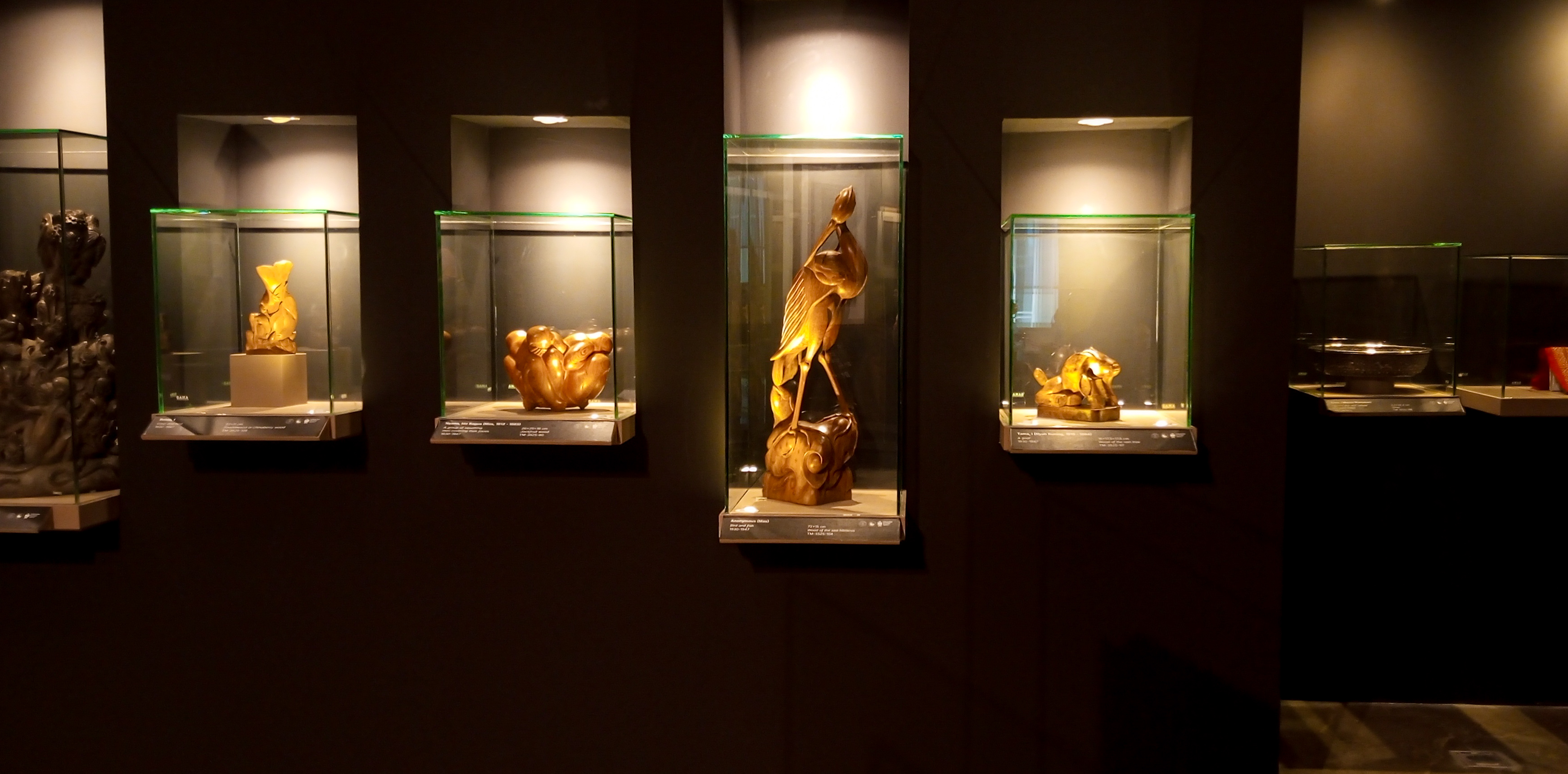 Patung Kayu Menyerupai Hewan di Pameran Repatriasi Pita Maha 