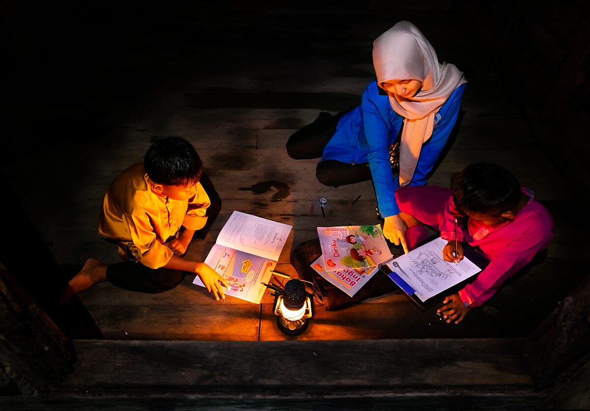 Mahasiswi yang mengajar anak-anak dalam kegelapan