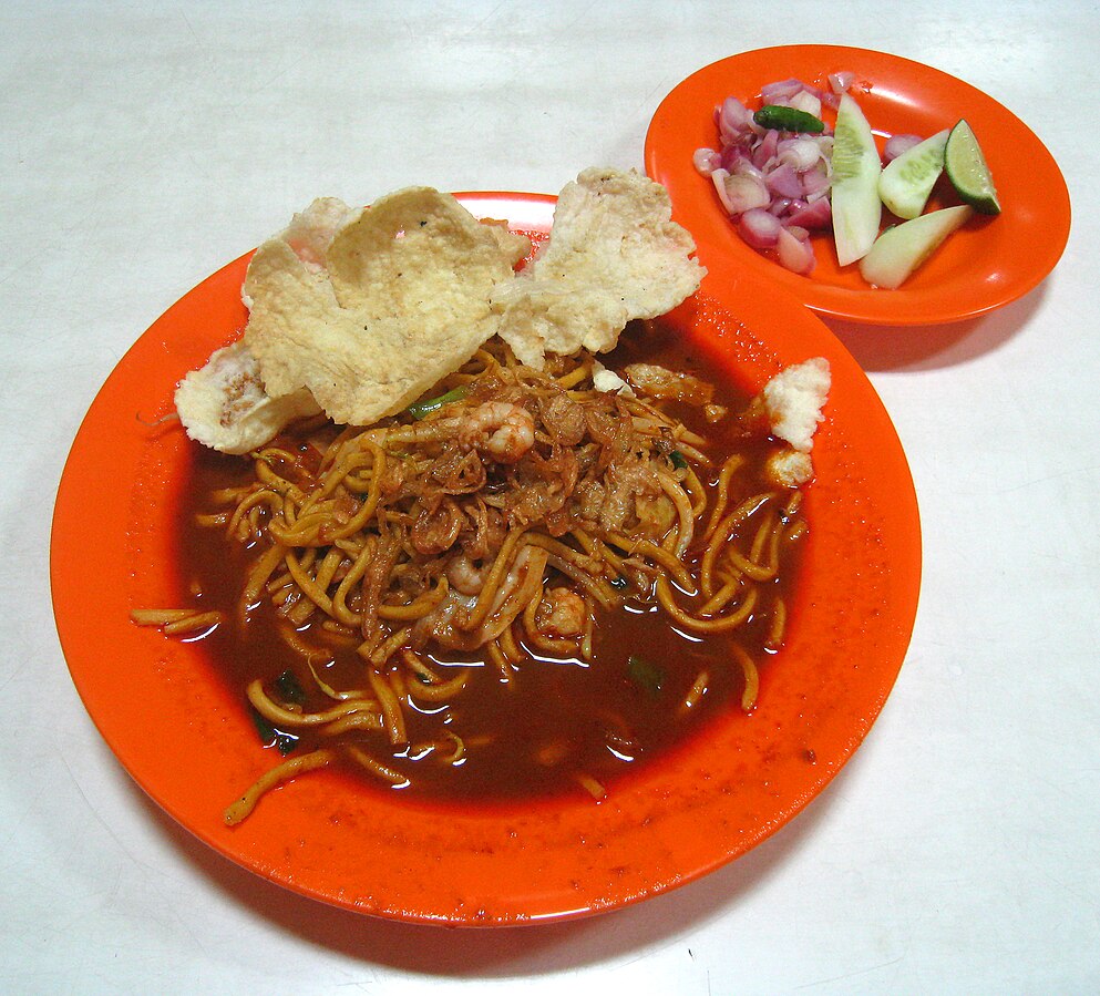 Hidangan Mie Aceh dengan acar