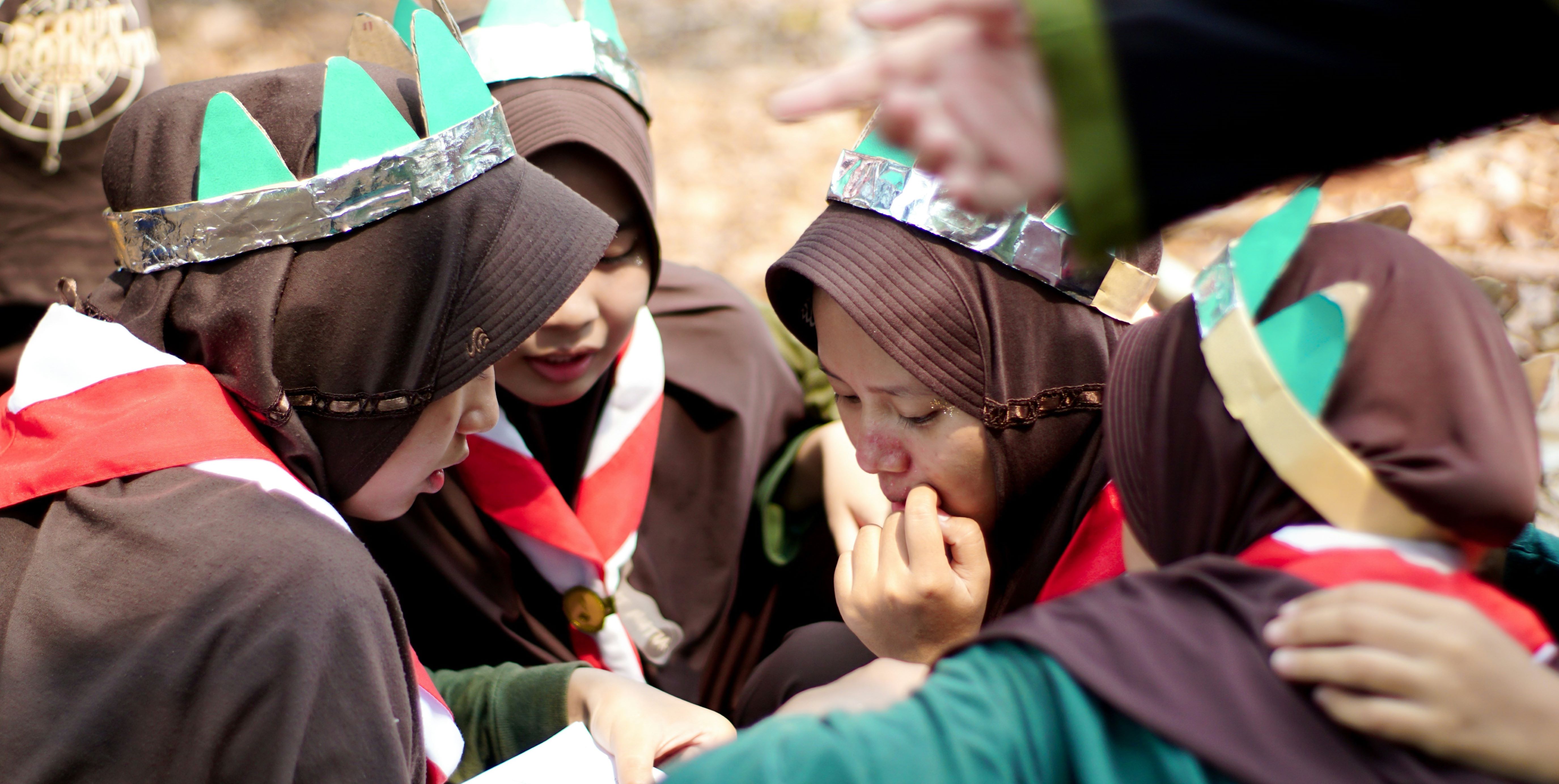 Anggota regu pramuka yang sedang melakukan diskusi