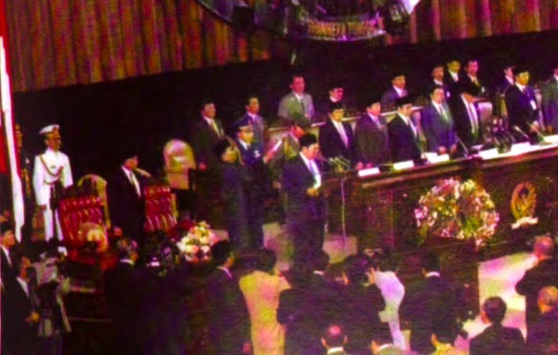 Momen pelantikan Presiden Abdurrahman Wahid pada 20 Oktober 1999 | Wikimedia Commons/Biro Humas MPR (Majelis Permusyawaratan Rakyat)