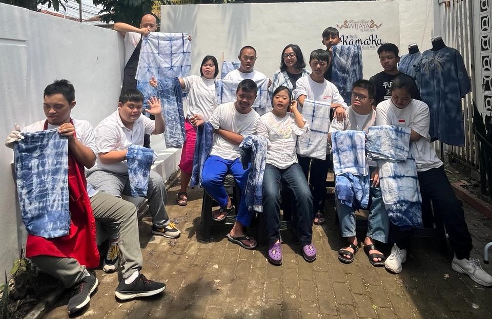 Anak down syndrome buat batik dengan teknik shibori di Kamaku