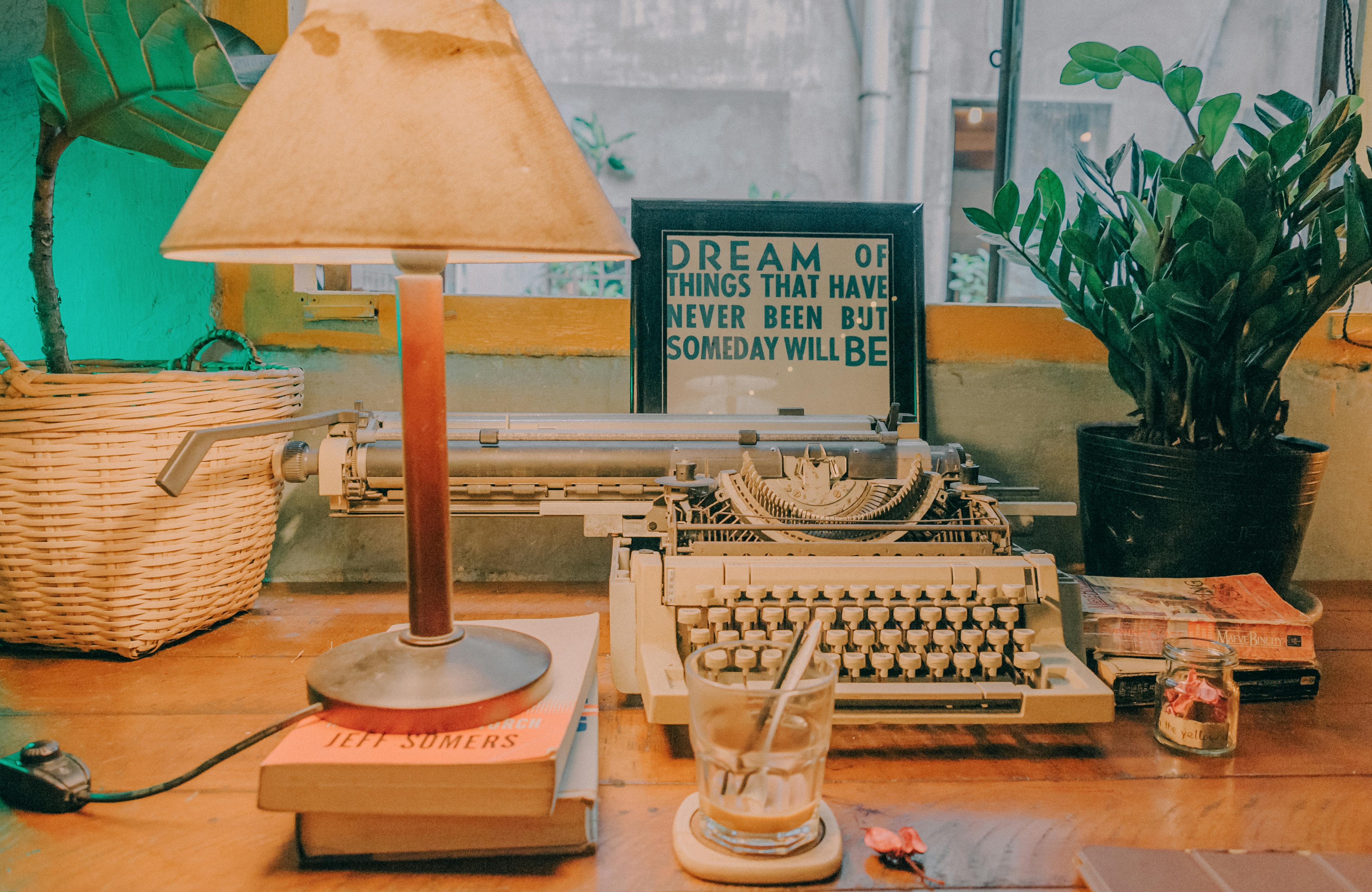 Mesin Tik, Buku, dan Quotes © Min An, via Pexels