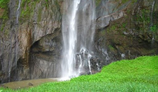 Tampak Air Terjun Rambut Moyo dari dekat