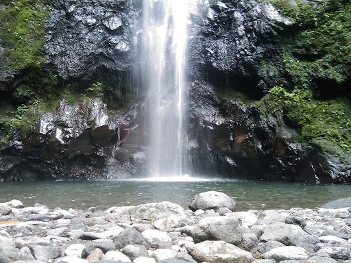 Tampak Air Terjun Kakek Bodo dalam jarak dekat