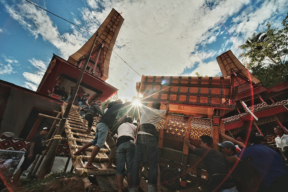 Masyarakat Toraja yang sedang mengadakan Rambu Solo'