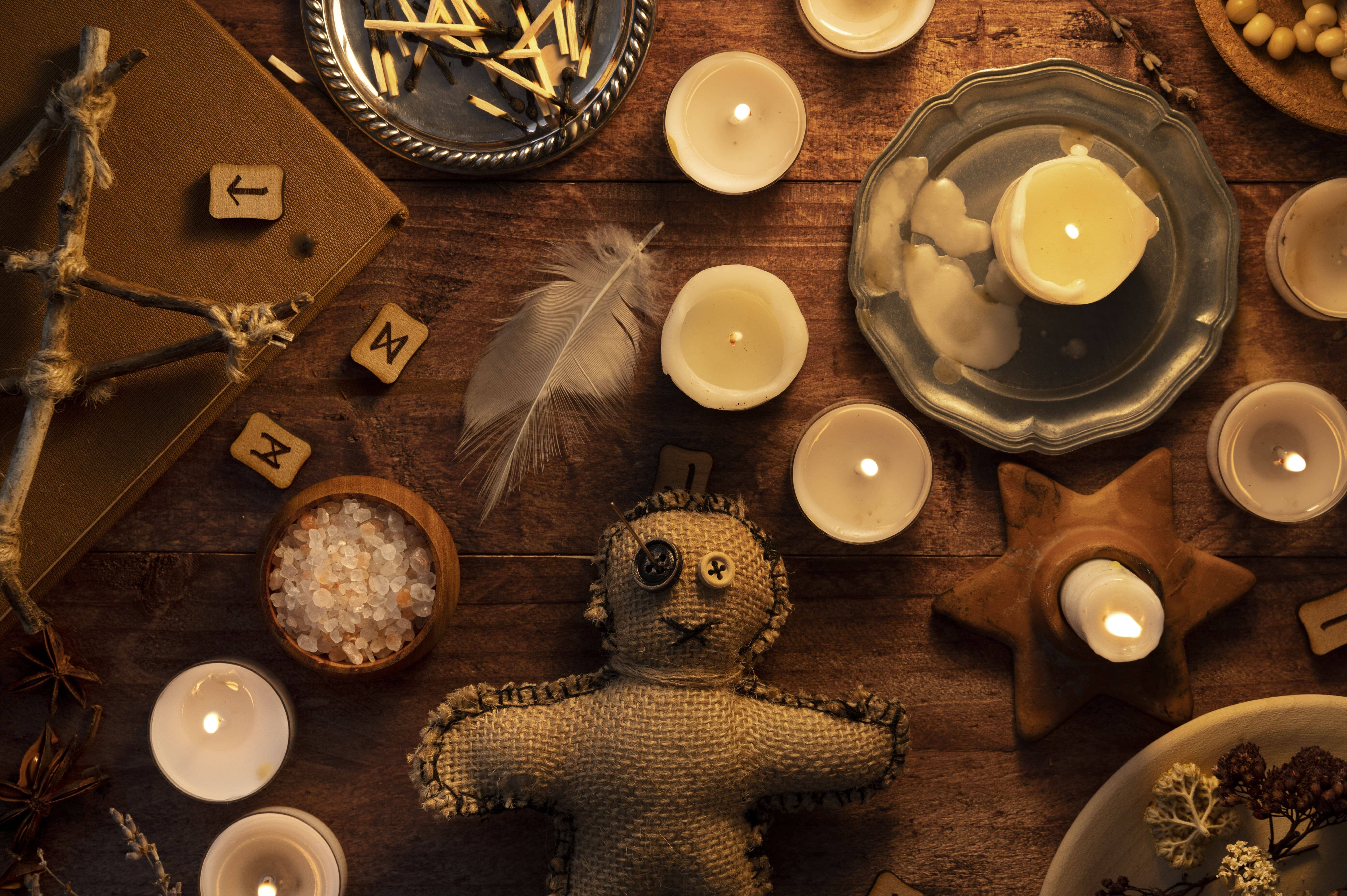 Gambar boneka yang digunakan sebagai ritual mistis