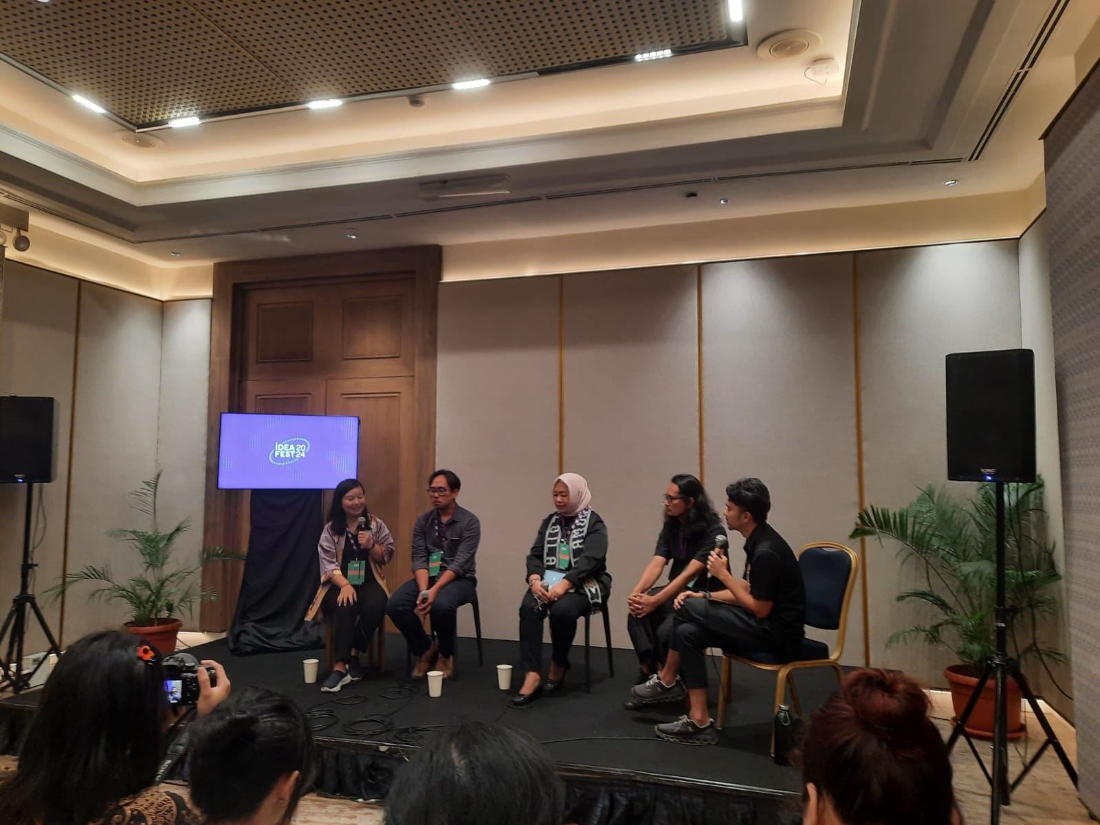 Penutur pangan lokal Papua, Stephanie Cindy Wangko (kiri) dalam diskusi 