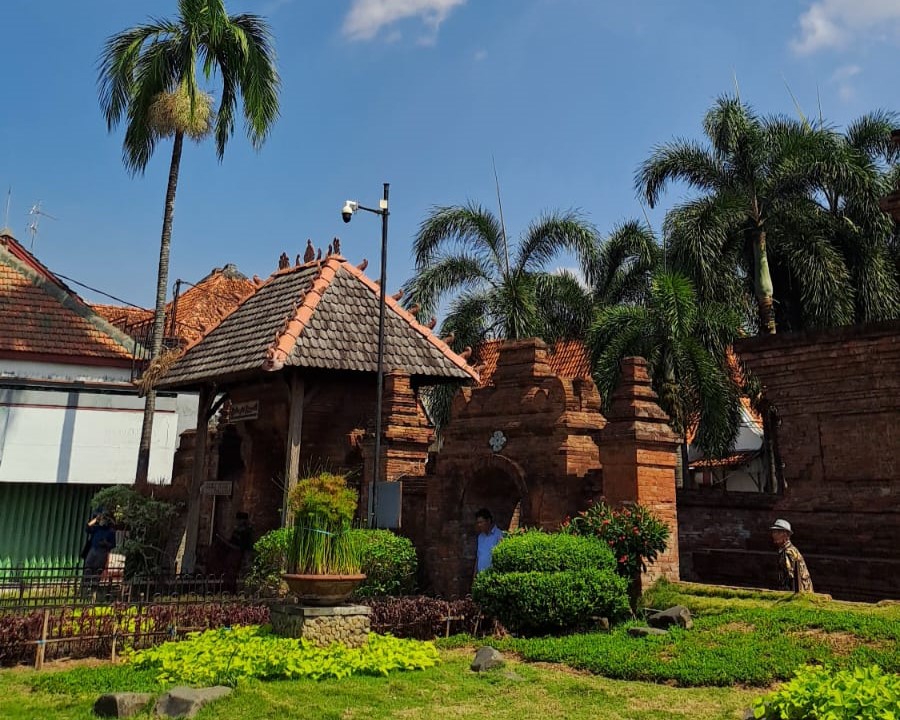 Gerbang Menara Kudus yang dipercaya punya Rajah Kalacakra
