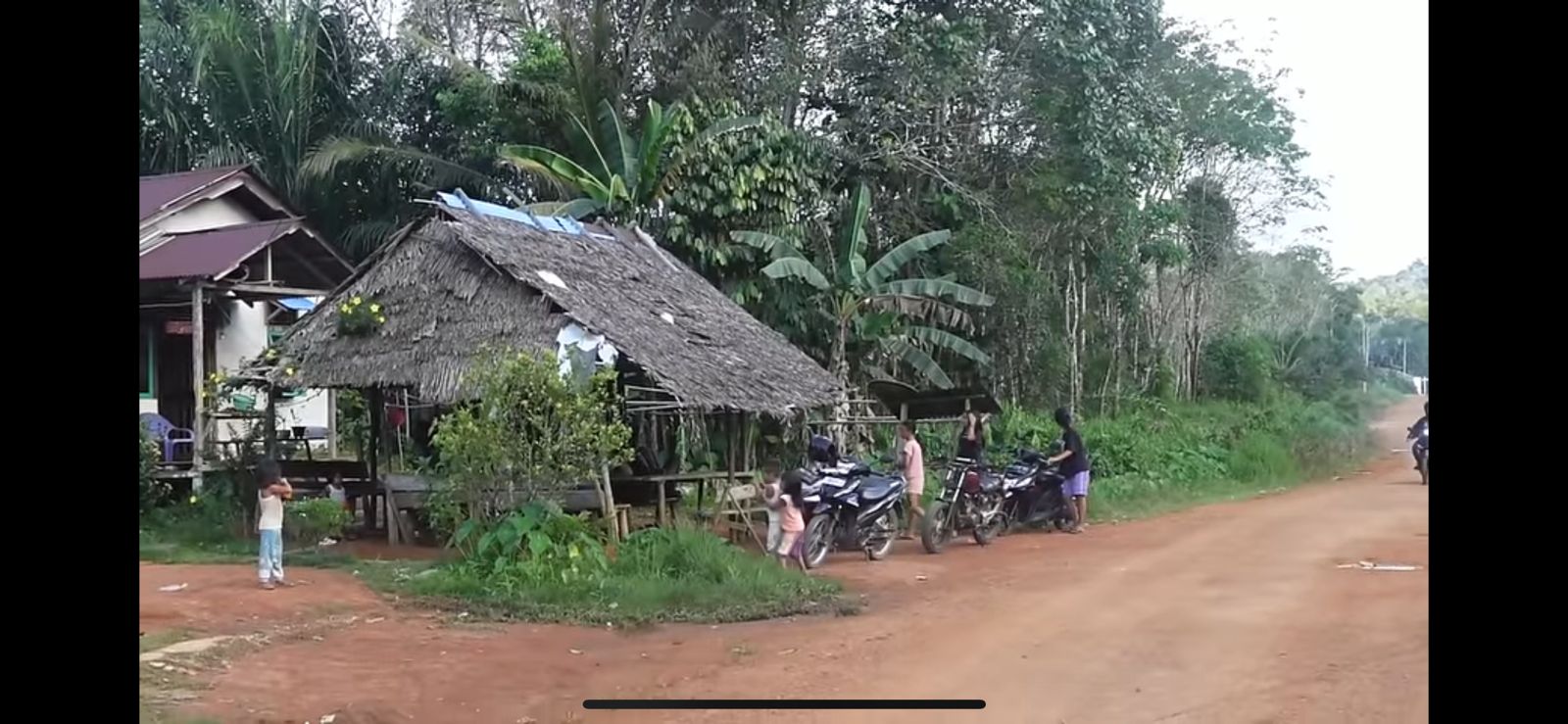 Warga Kampung Dayak/Youtube