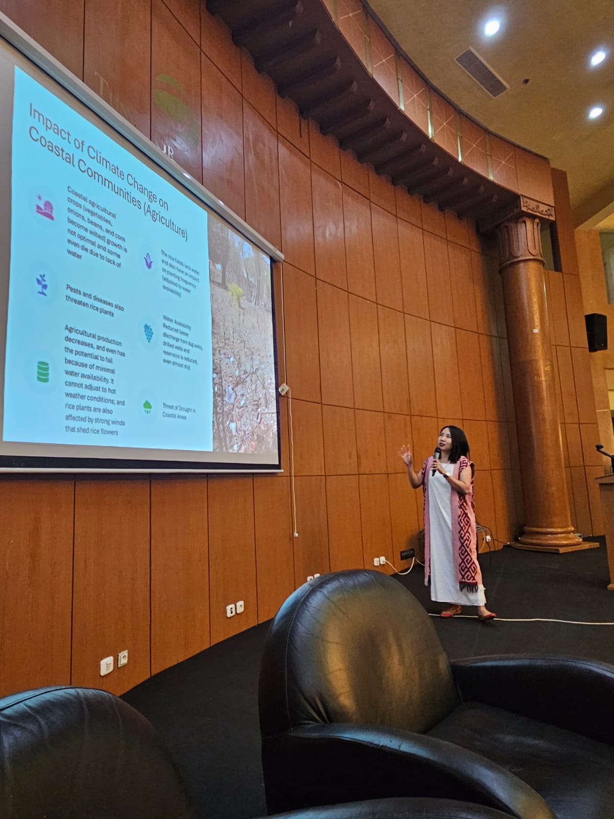 Yuni Setyaningsih, S.K.Pm., M.Sc., memaparkan dampak perubahan iklim pada pertanian di daerah pesisir. Ia menyoroti kerugian panen, kelangkaan air, dan ancaman yang dihadapi masyarakat setempat.