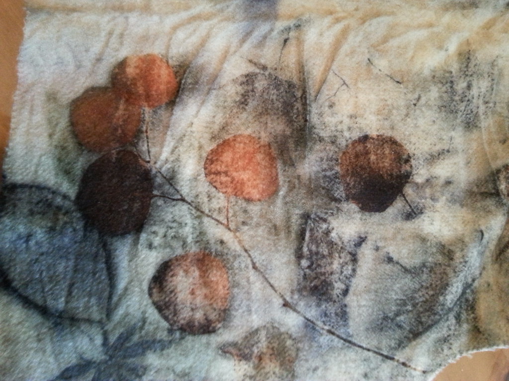 eco print yang menggunakan daun dengan warna coklat