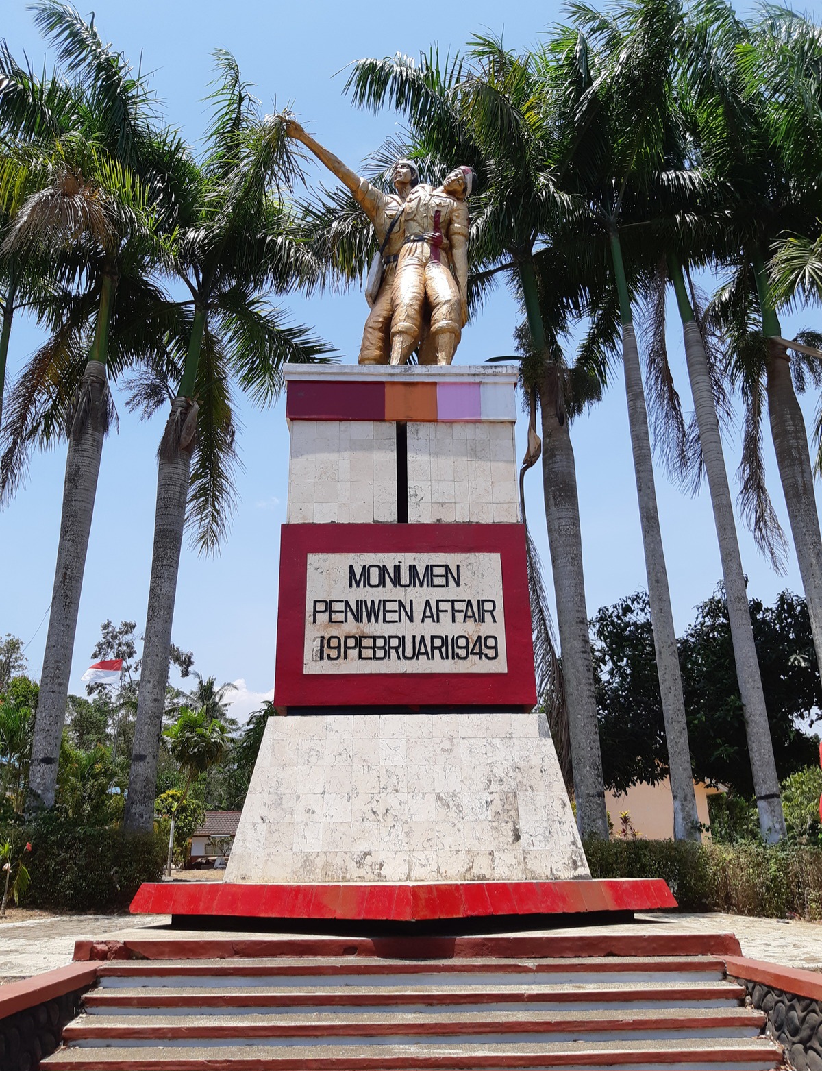 Tampak depan monumen