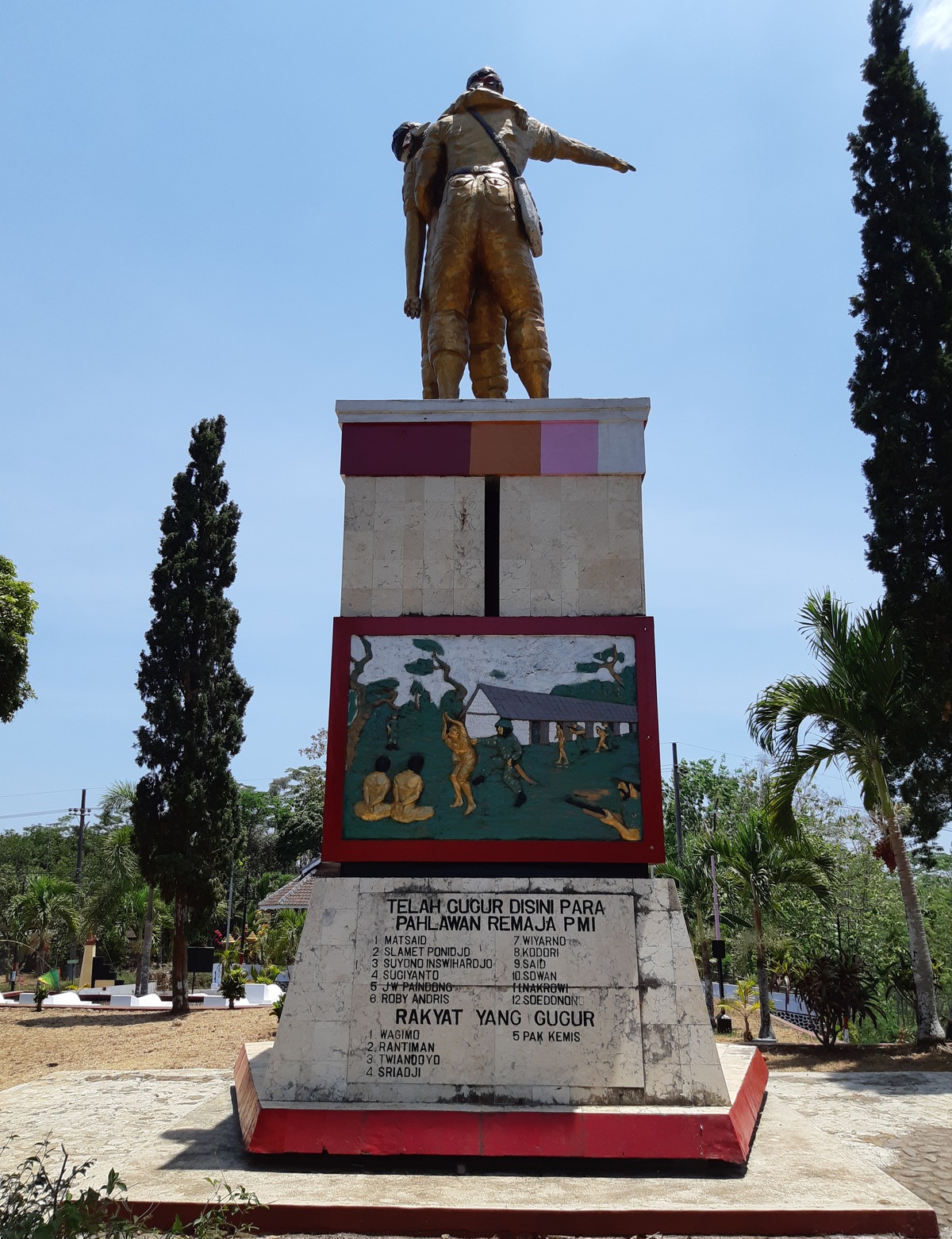 Tampak belakang monumen