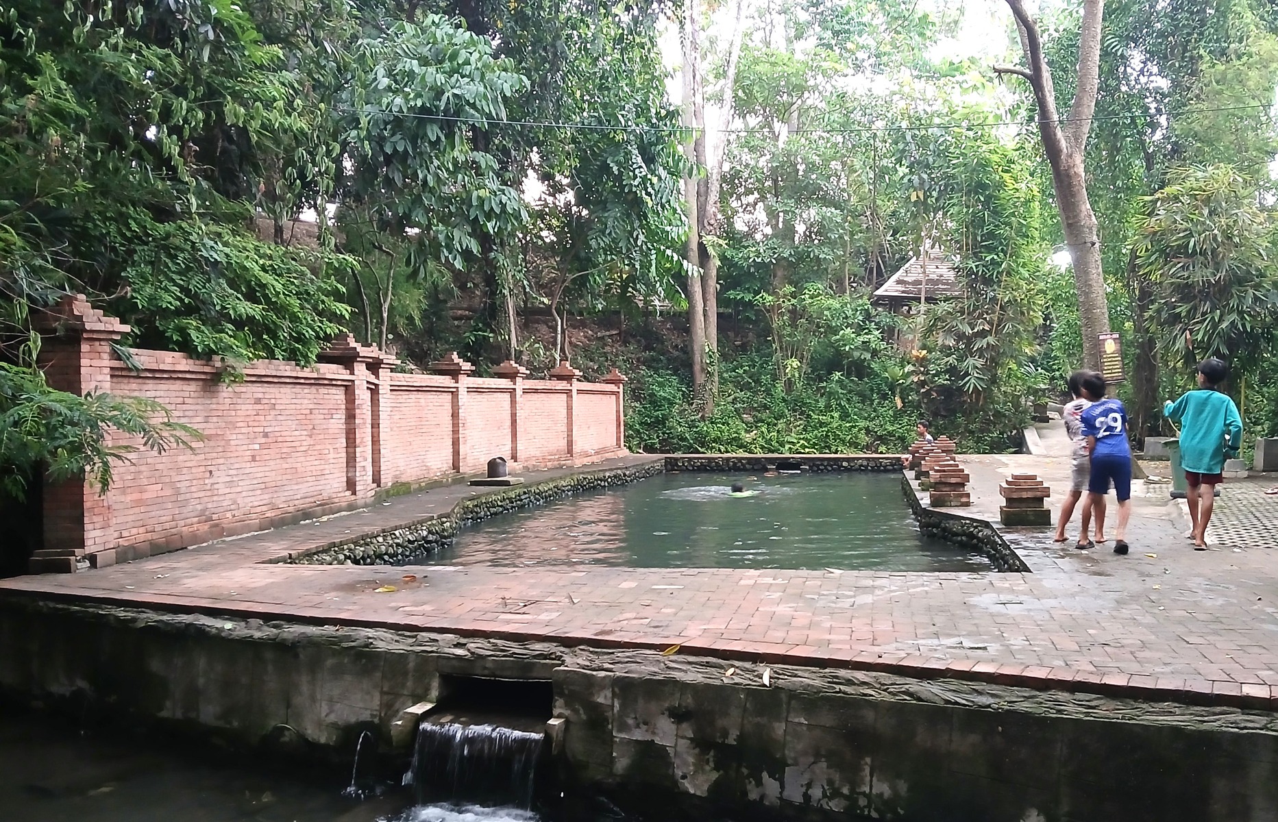 Kolam Pemandian di Sumber Banteng