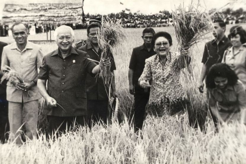 Presiden Suharto dan Bu Tien saat panen raya | Arsip Nasional Republik Indonesia