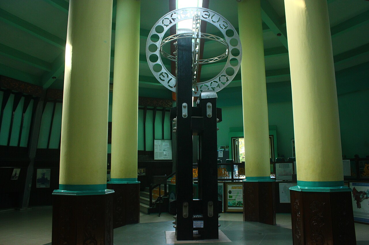 Bagian Dalam Tugu Khatulistiwa Pontianak