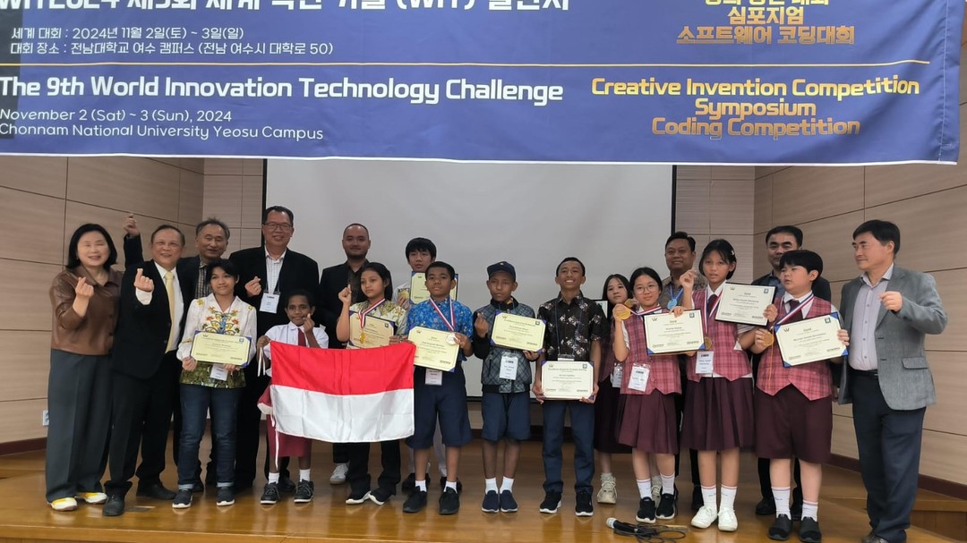 Tim Indonesia meraih medali pada World Innovative Technology Challenge 2024. © Instagram @yohanessurya_official.