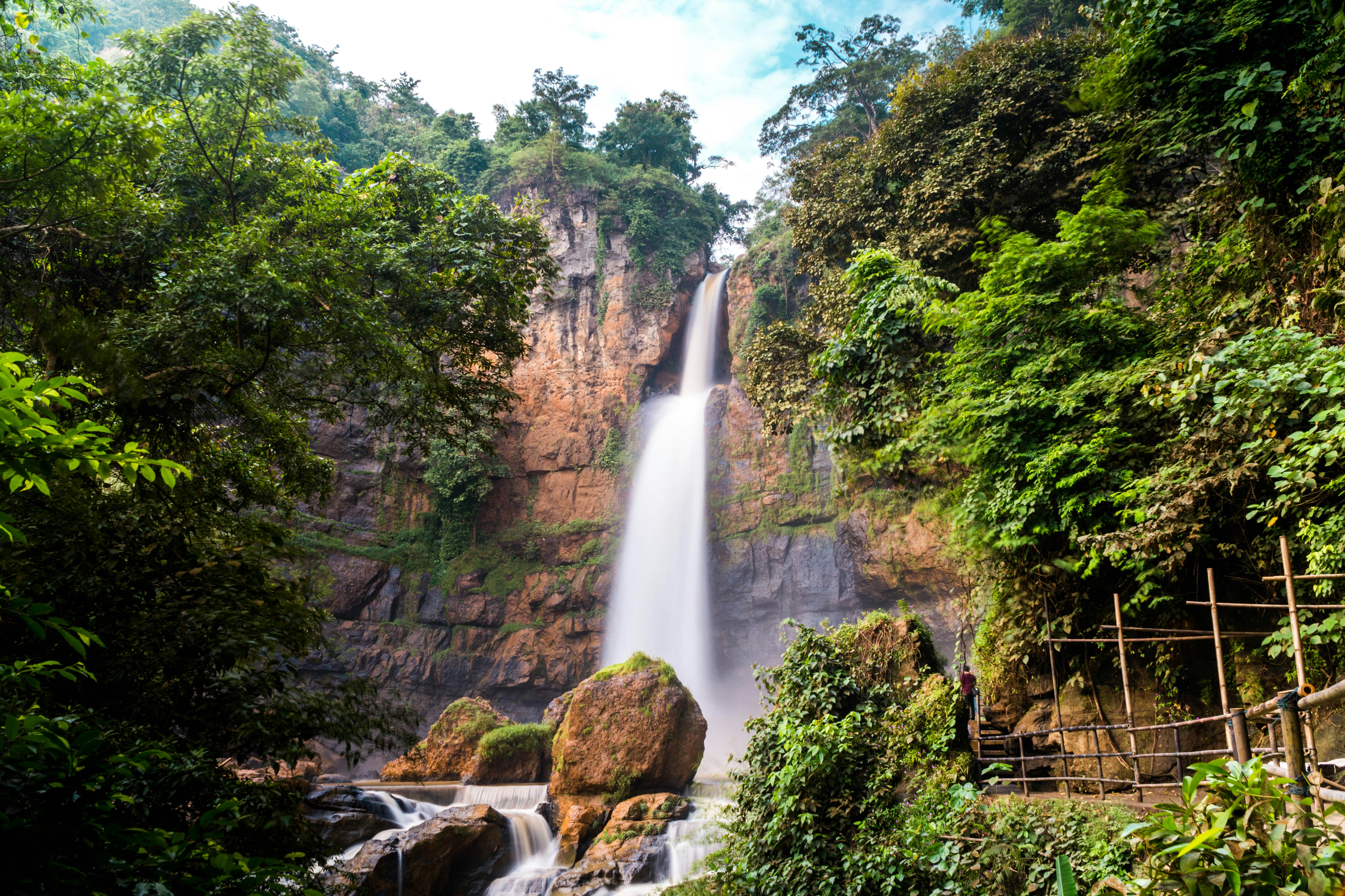 Pemandangan sejuk dari Curug Cimarinjung | Foto: Unsplash | Fadhel Rabbani