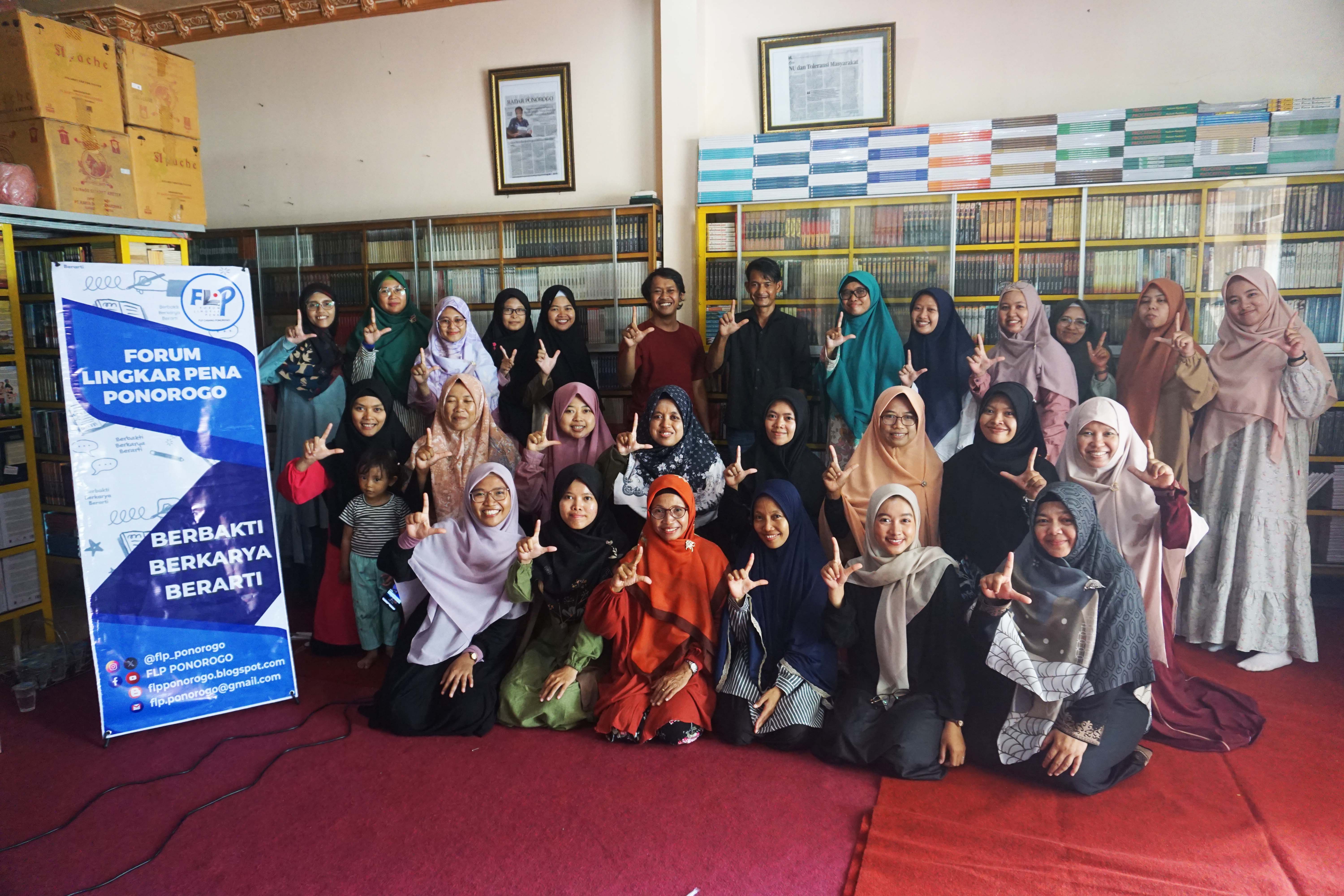 Peserta melakukan foto bersama pembicara dan moderator. (Sumber gambar: Dokumentasi Pribadi).