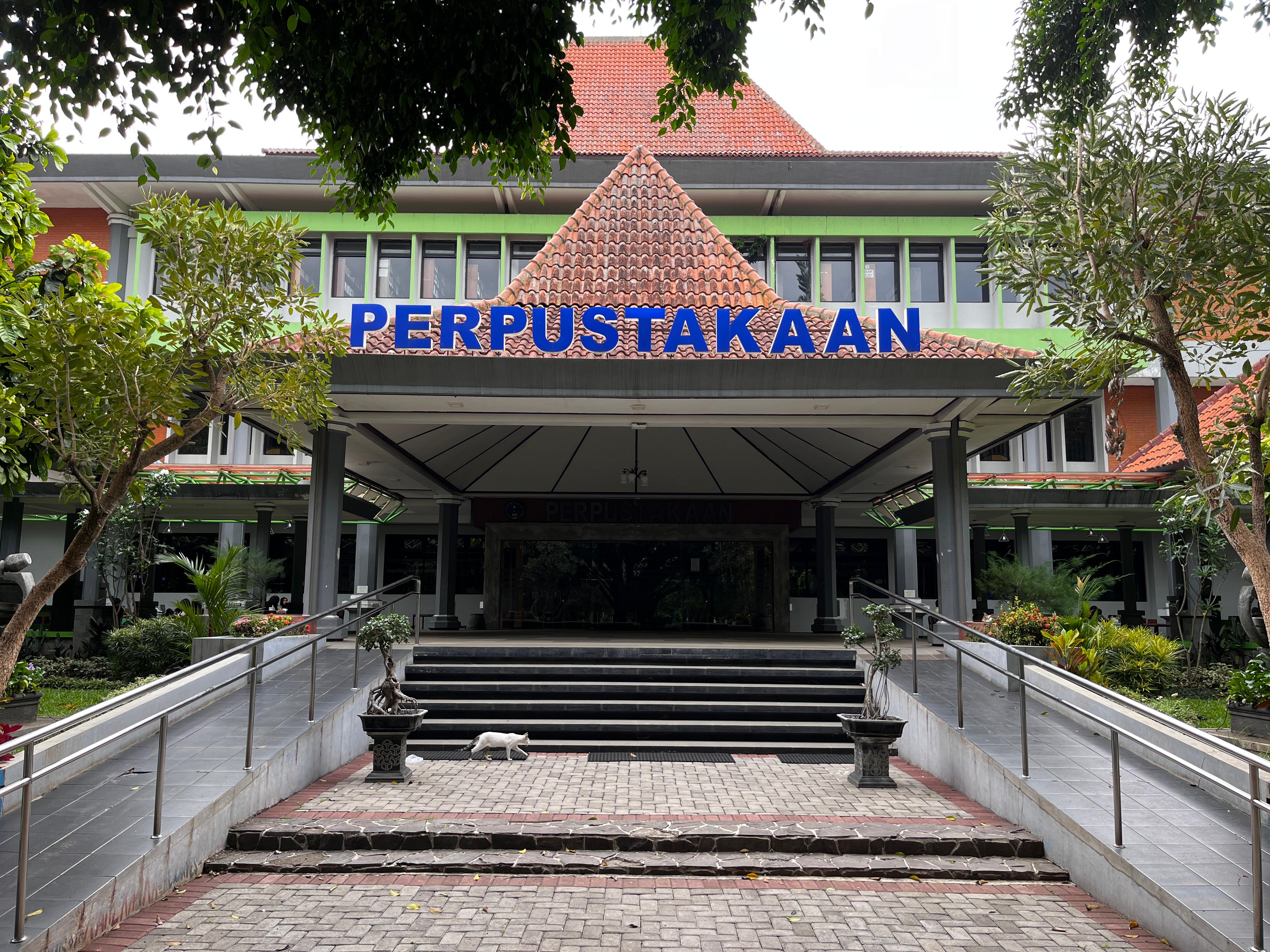Halaman depan Perpustakaan Universitas Negeri Malang