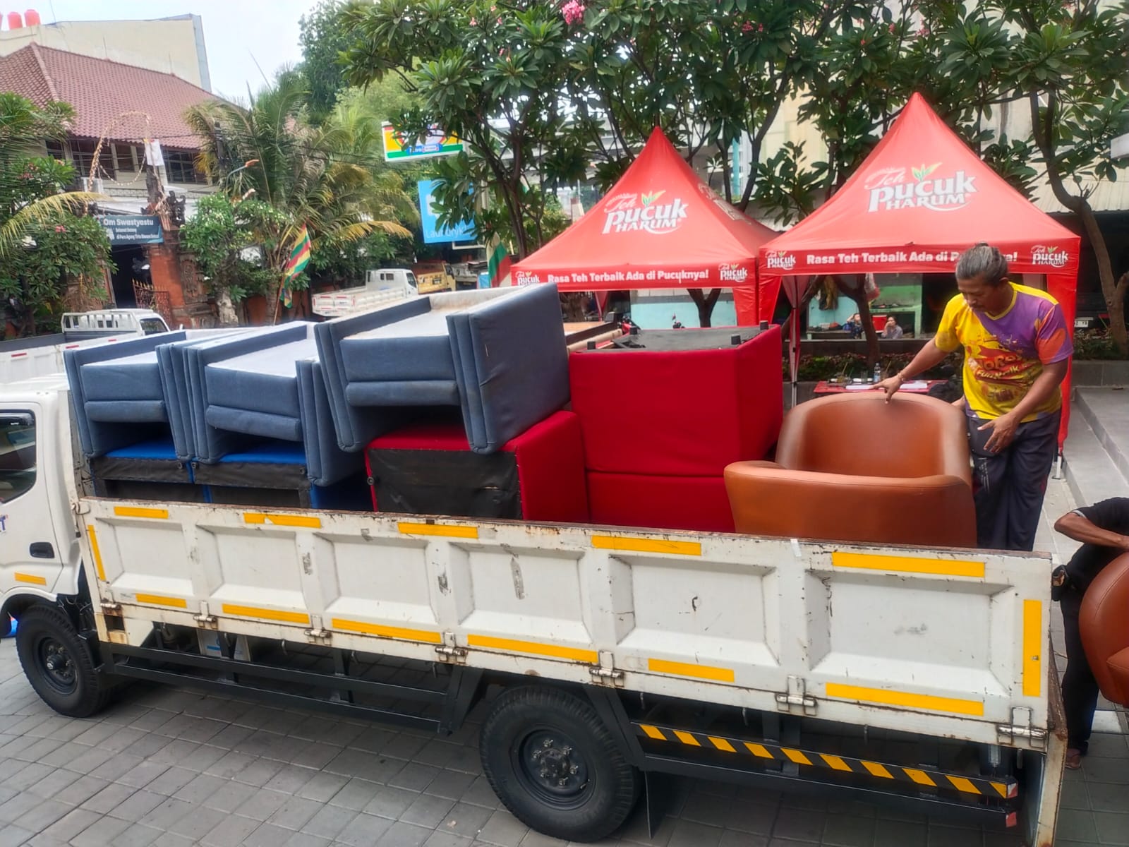 Umat Hindu Kota Bekasi tampak menurunkan dan menata barang-barang hibah dari Bank Indonesia (Foto: I Nyoman Suranta)
