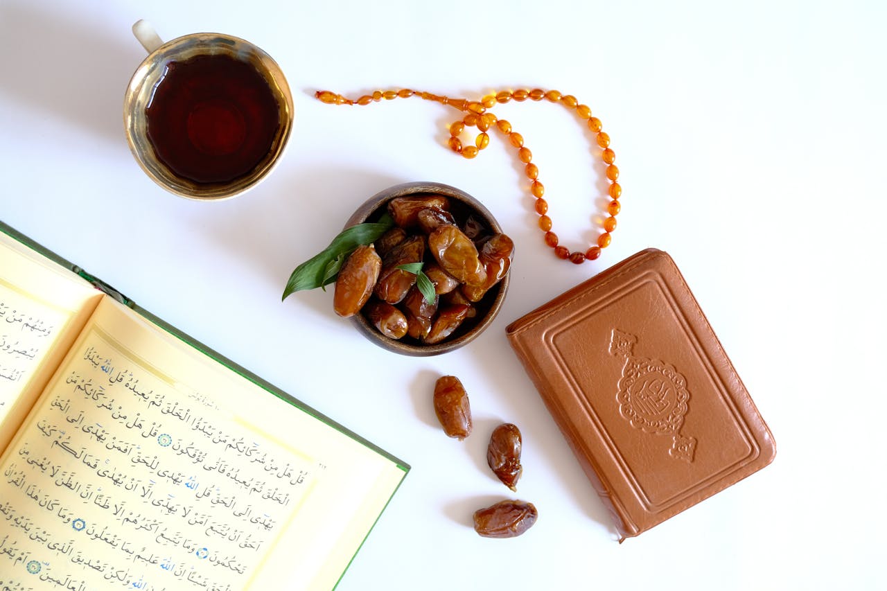 ilustrasi kurma dan Al-Qur'an