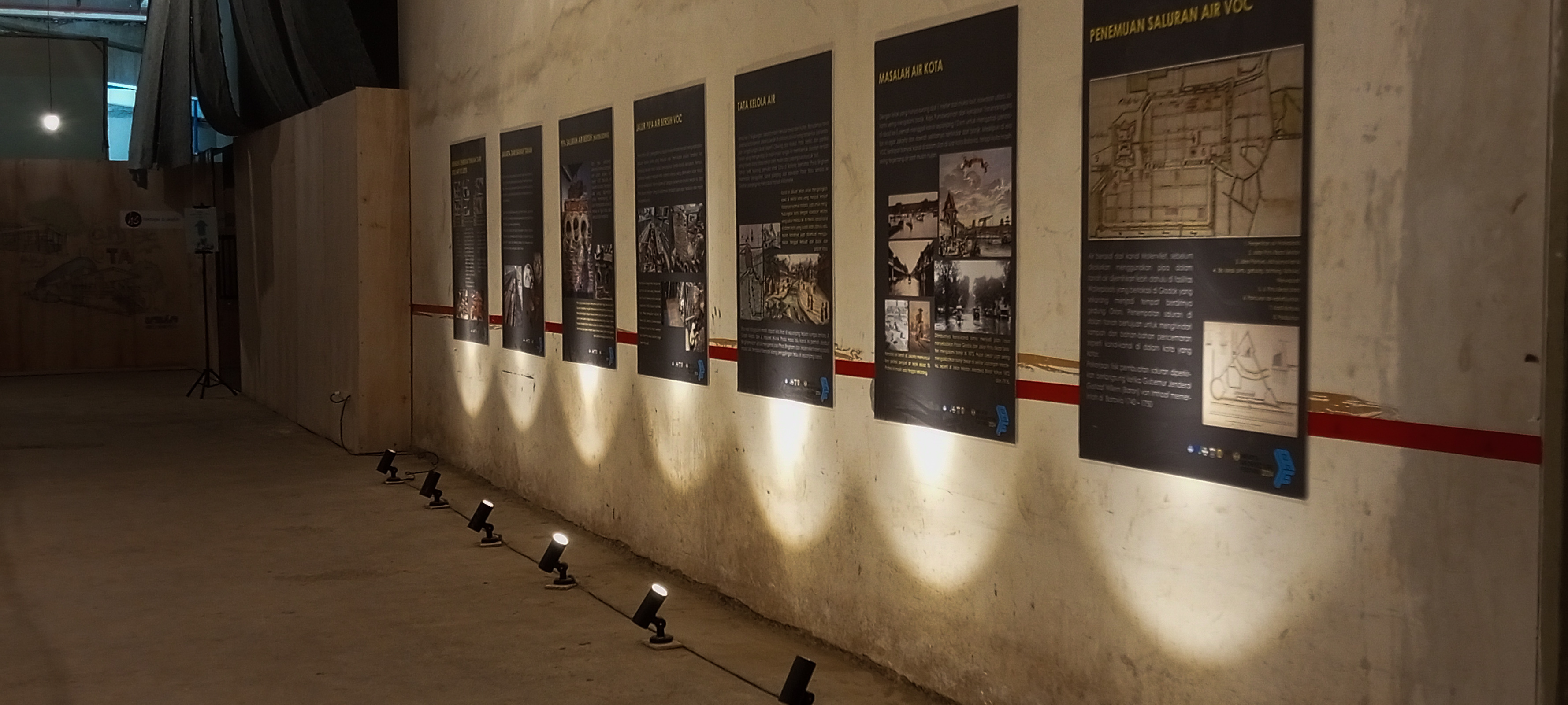 Narasi singkat tentang sejarah Jakarta di pameran Reclaiming Identities | Almer Sophian