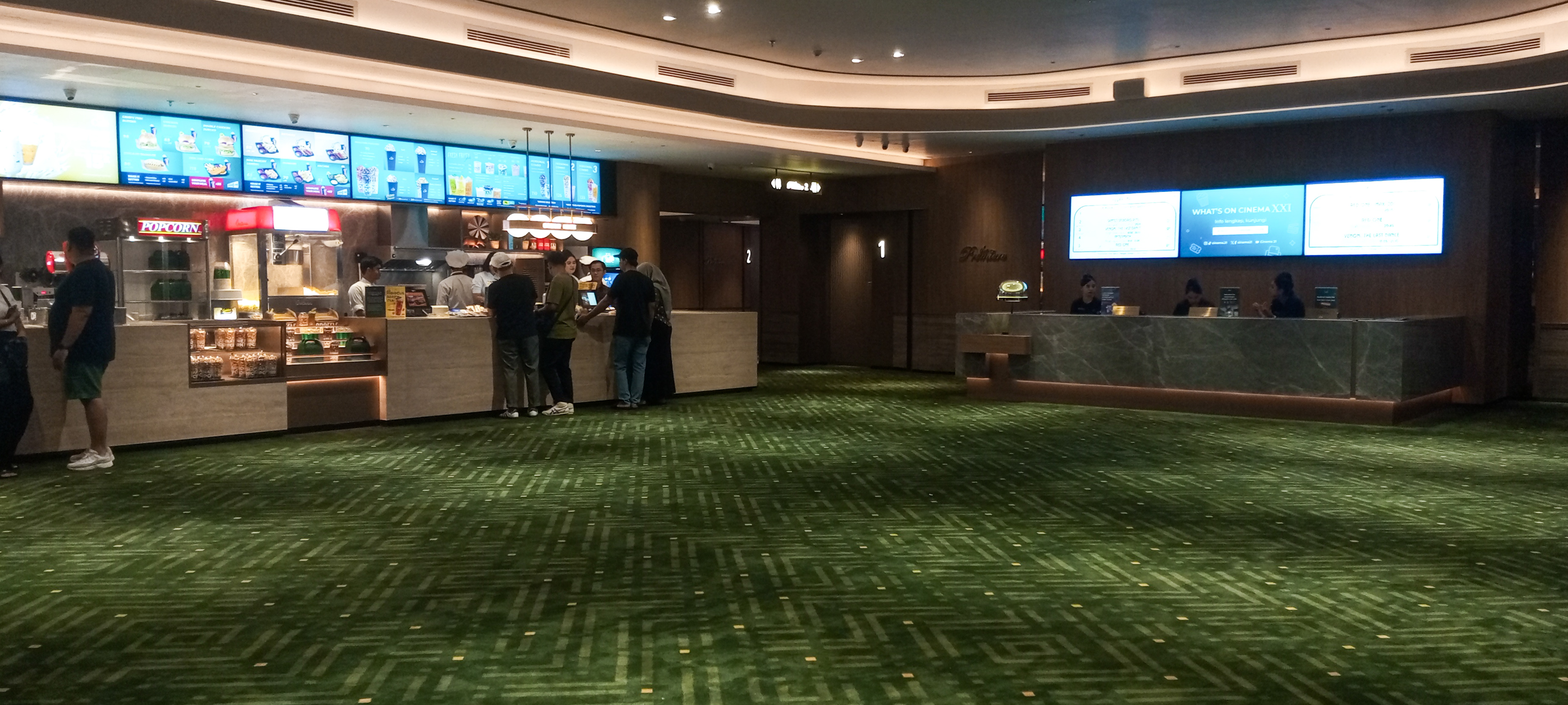 Lobi bioskop di Agora Mall Thamrin Nine | Dok. Almer Sophian 