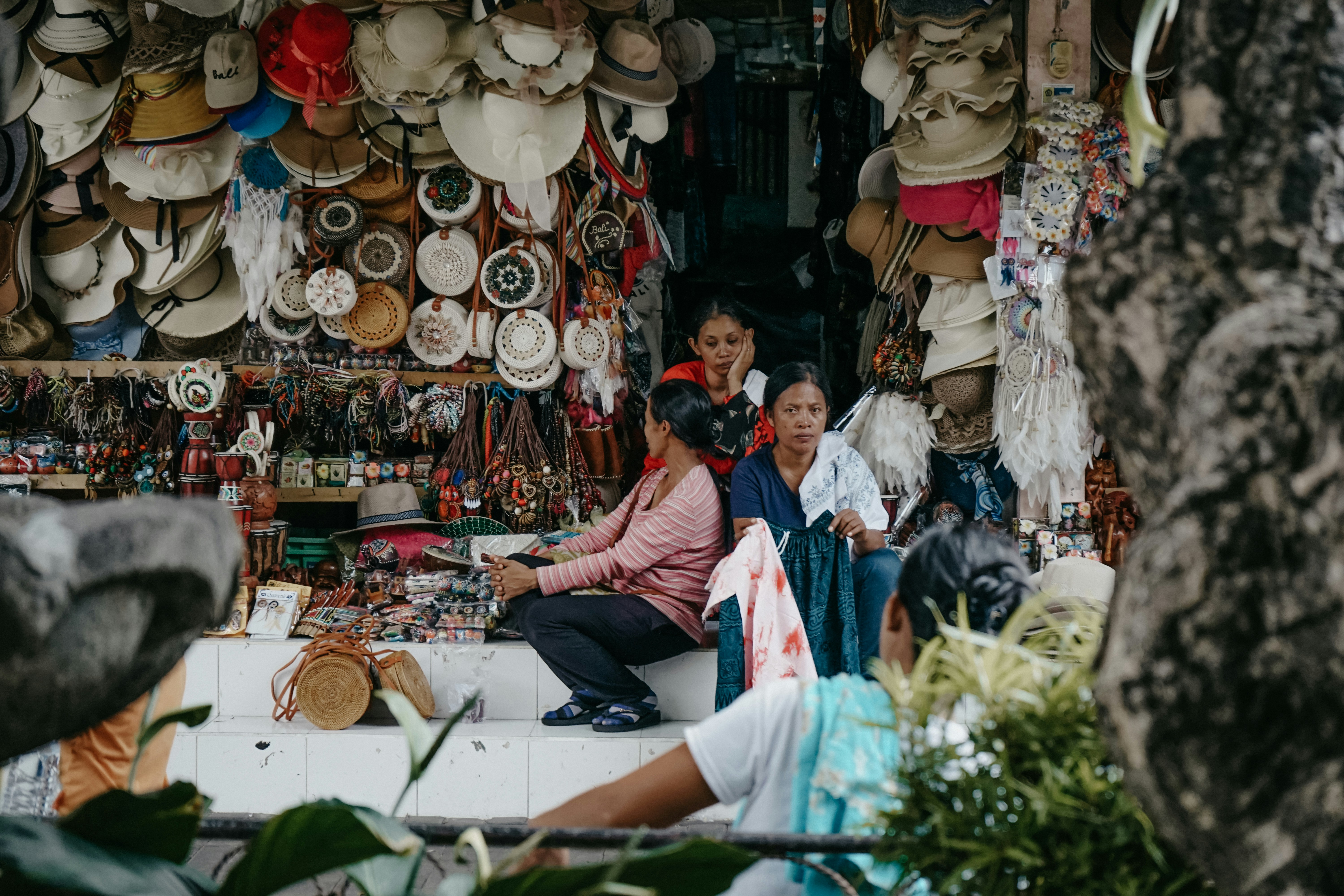 kios-kios souvenir menyediakan berbagai oleh-oleh khas Bali. © https://unsplash.com/photos/people-in-market-during-daytime-s8pobouxk8M