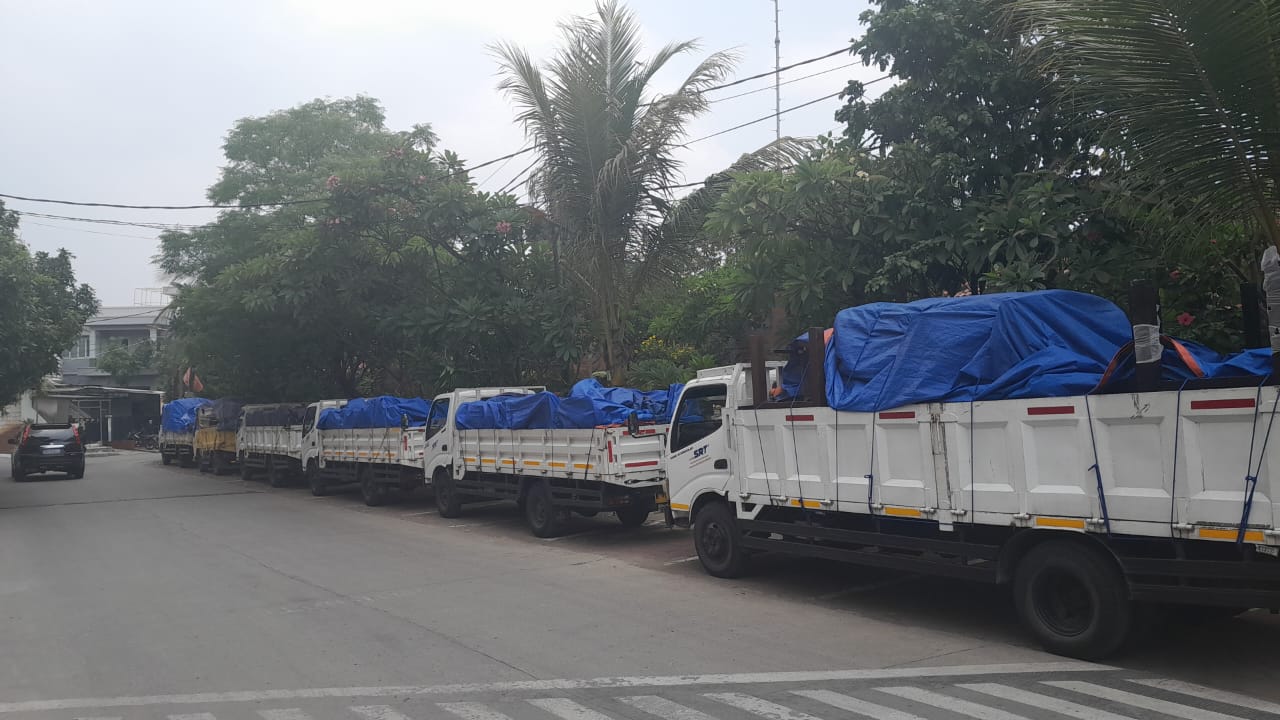 Iring-iringan truk pengangkut barang-barang hibah dari Bank Indonesia tiba di depan Pasraman Tirta Bhuana Bekasi (Foto: I Wayan Agus)