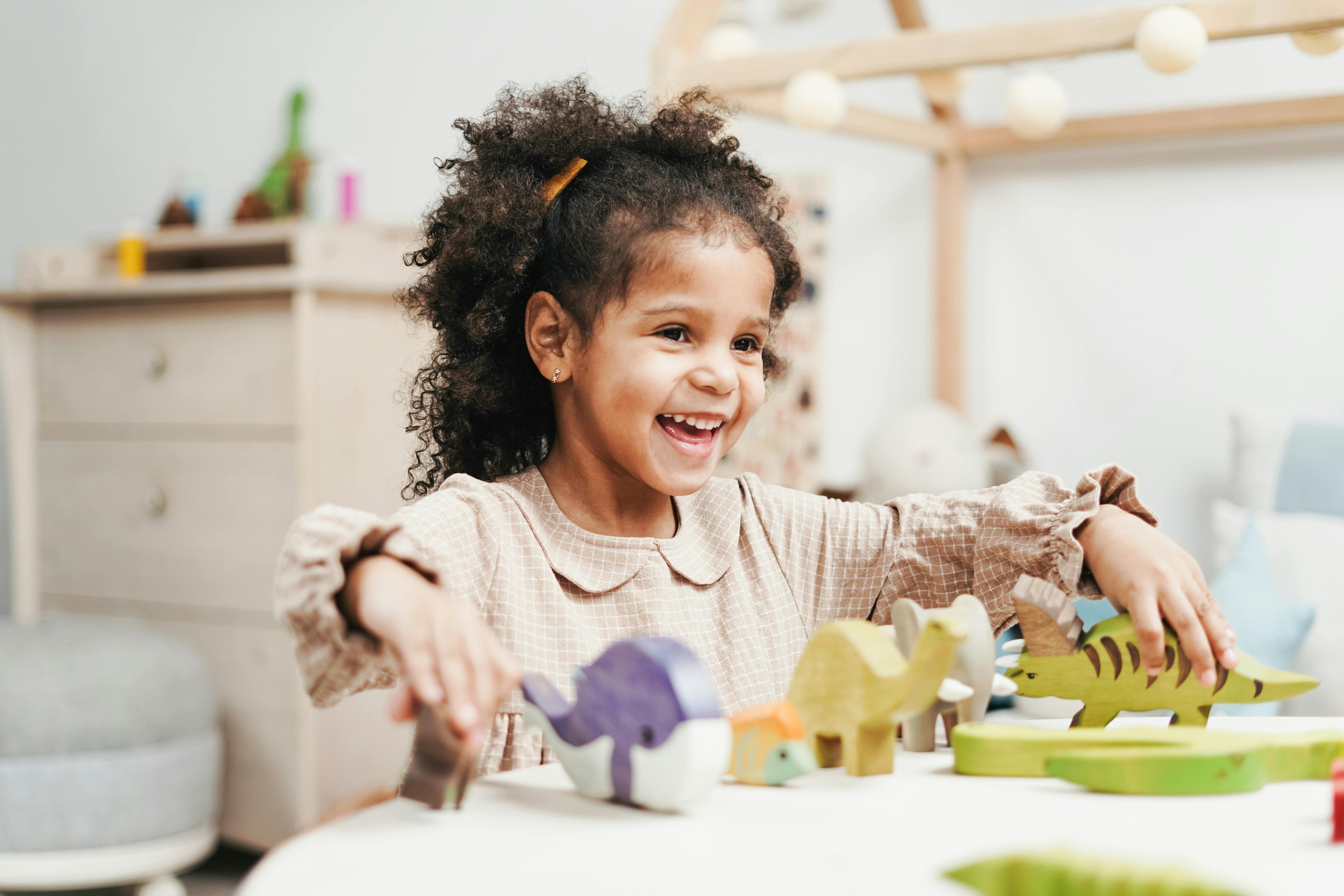 Potret Anak Tertawa Bermain dengan Mainan Kayu | Foto: Pexels/cottonbro studio
