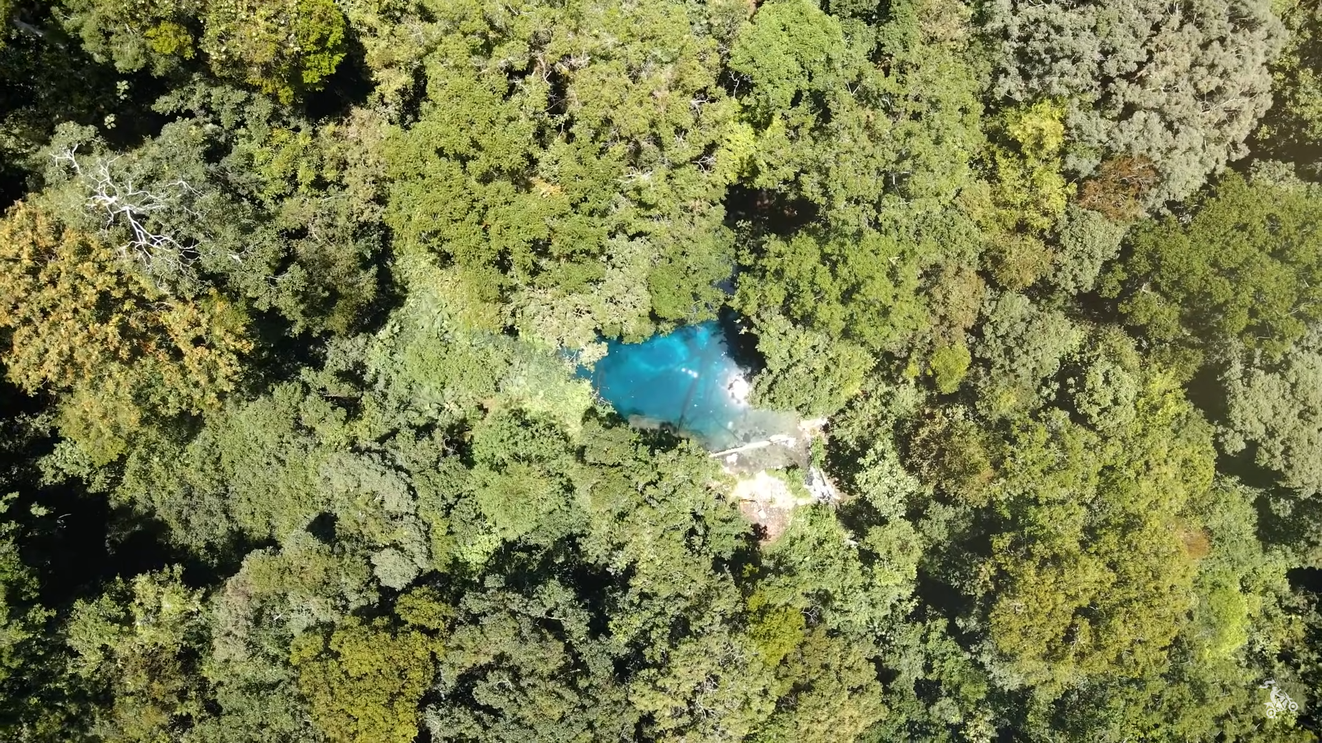 Danau Kaco yang memiliki warna yang unik. © Tangkapan Layar YouTube Kristian Hansen.