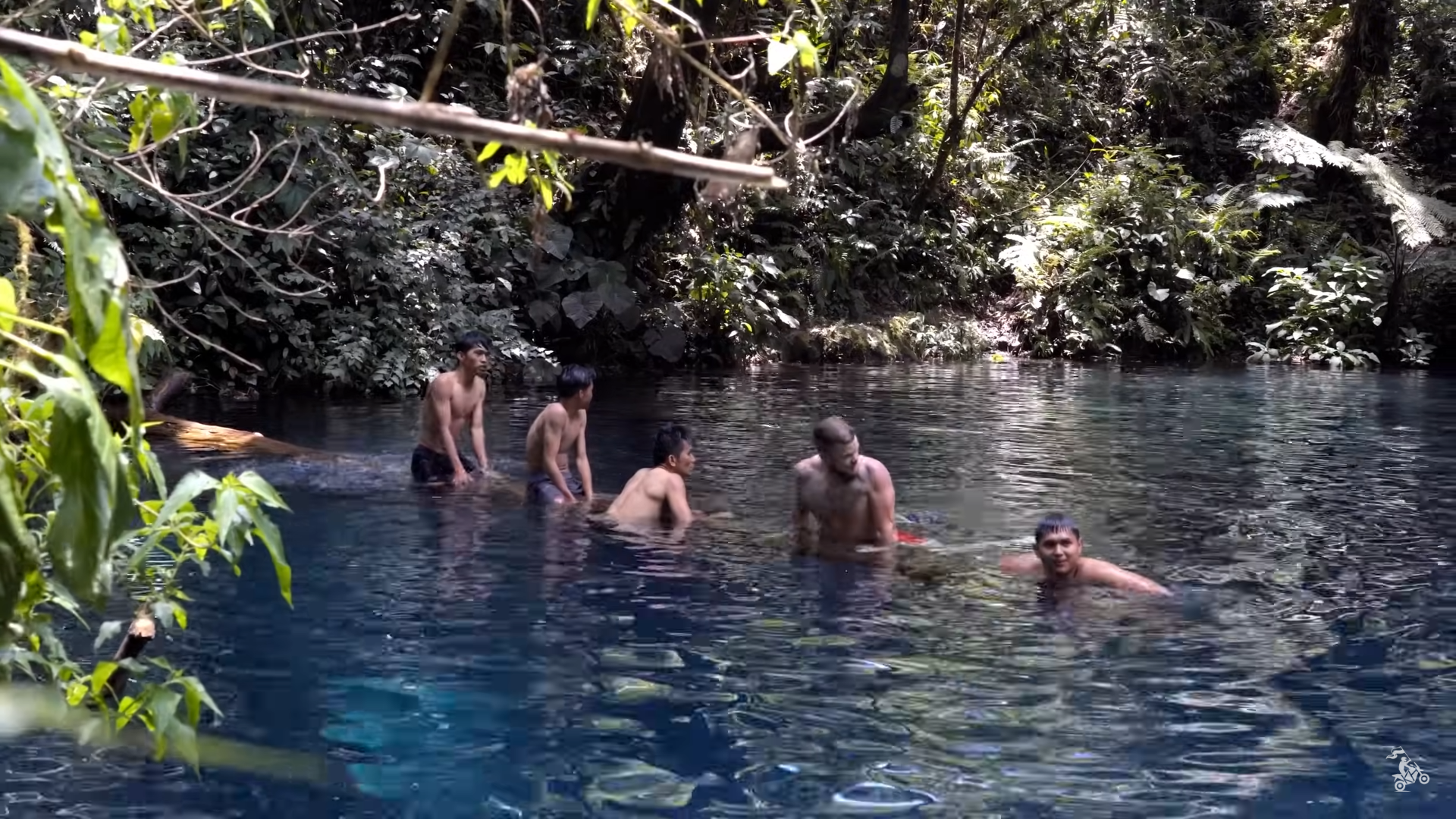 Para pengunjung berenang di Danau Kaco Kerinci. © Tangkapan Layar YouTube Kristian Hansen.