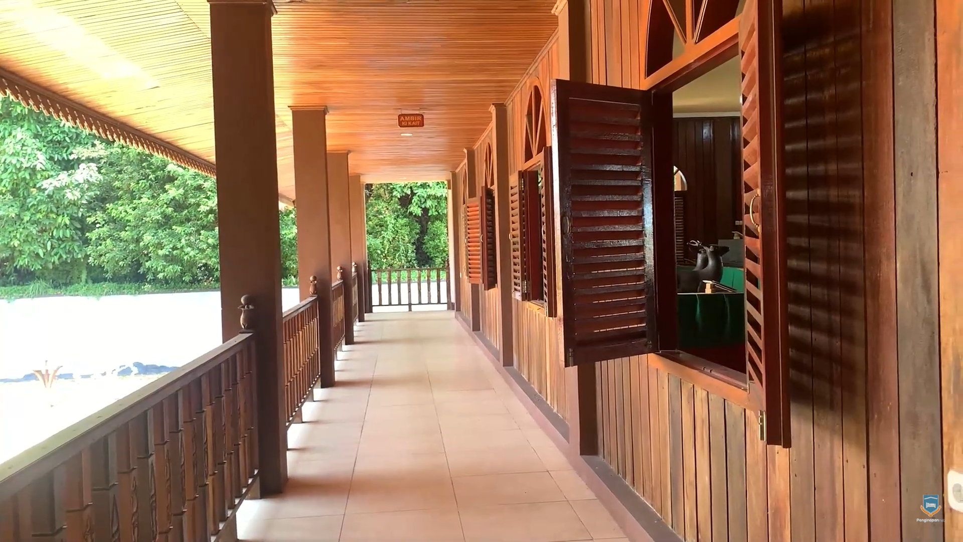 Ruangan yang digunakan untuk menerima tamu dari masyarakat yang ingin menyampaikan keluhan atau perkara adat di Rumah Baloy. © Tangkapan Layar YouTube BerwisataTV