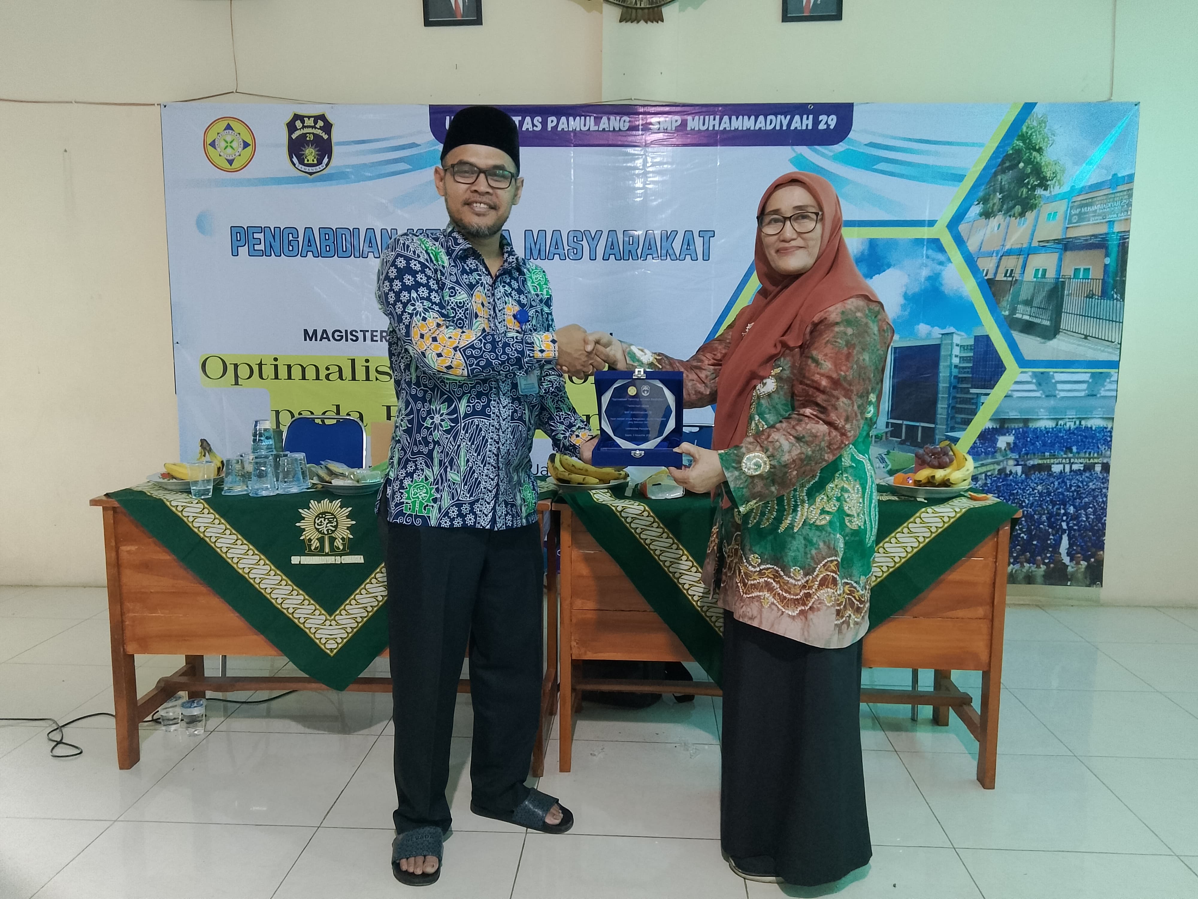 Pemberian plakat penghargaan kepada pemateri dalam lokakarya pendidikan mahasiswa Magister Manajemen Unpam. Sumber: Dokumentasi Pribadi