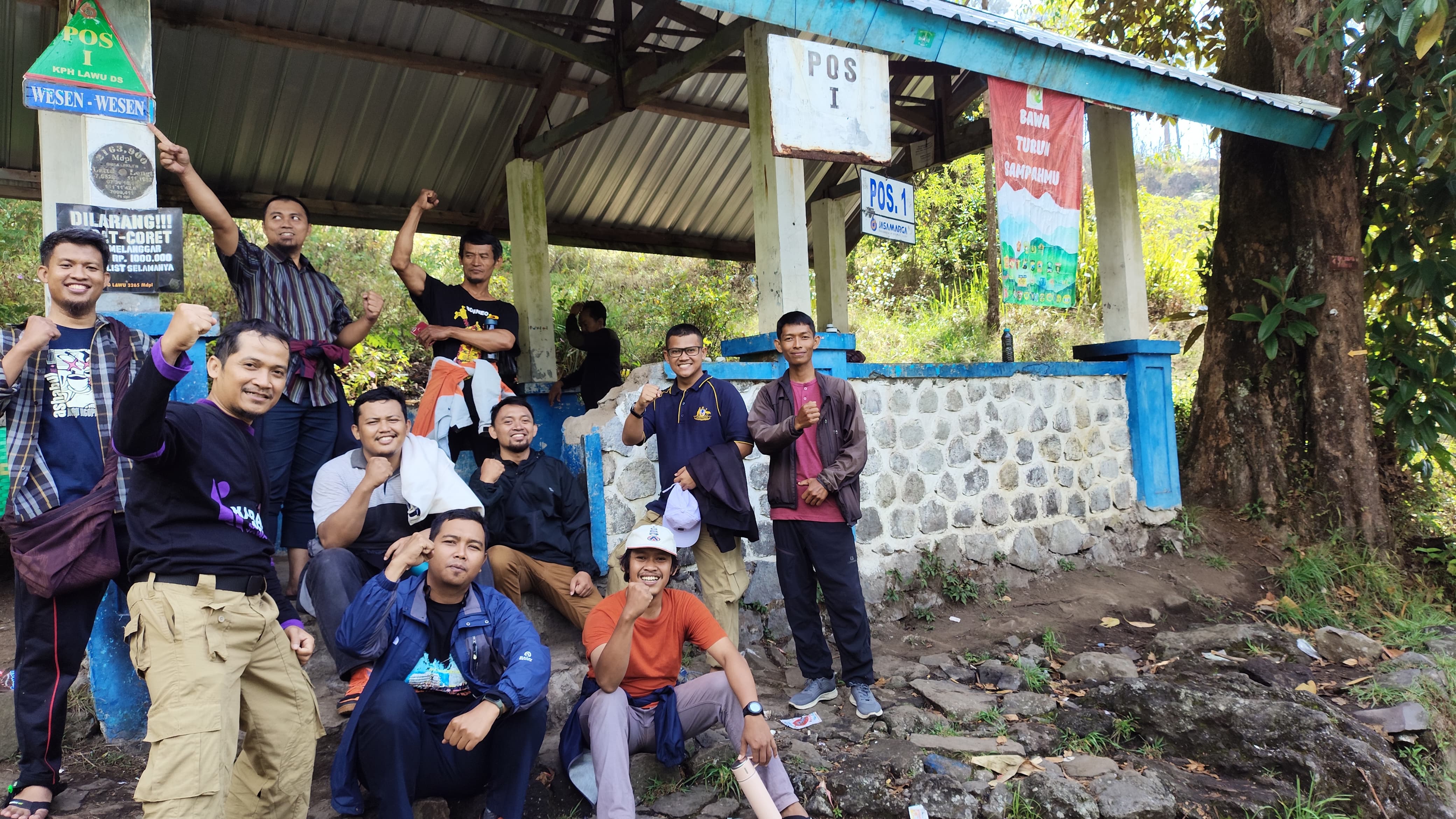 Peserta Fathering Camp telah sampai di Pos 1 pendakian Gunung Lawu (Sumber gambar: Dokumentasi pribadi)