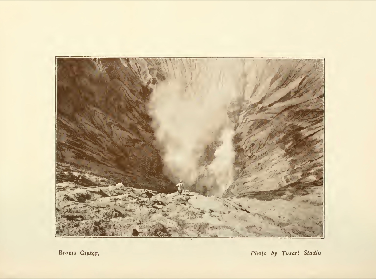 Potret Kawah Gunung Bromo dalam Buku Panduan Wisata 